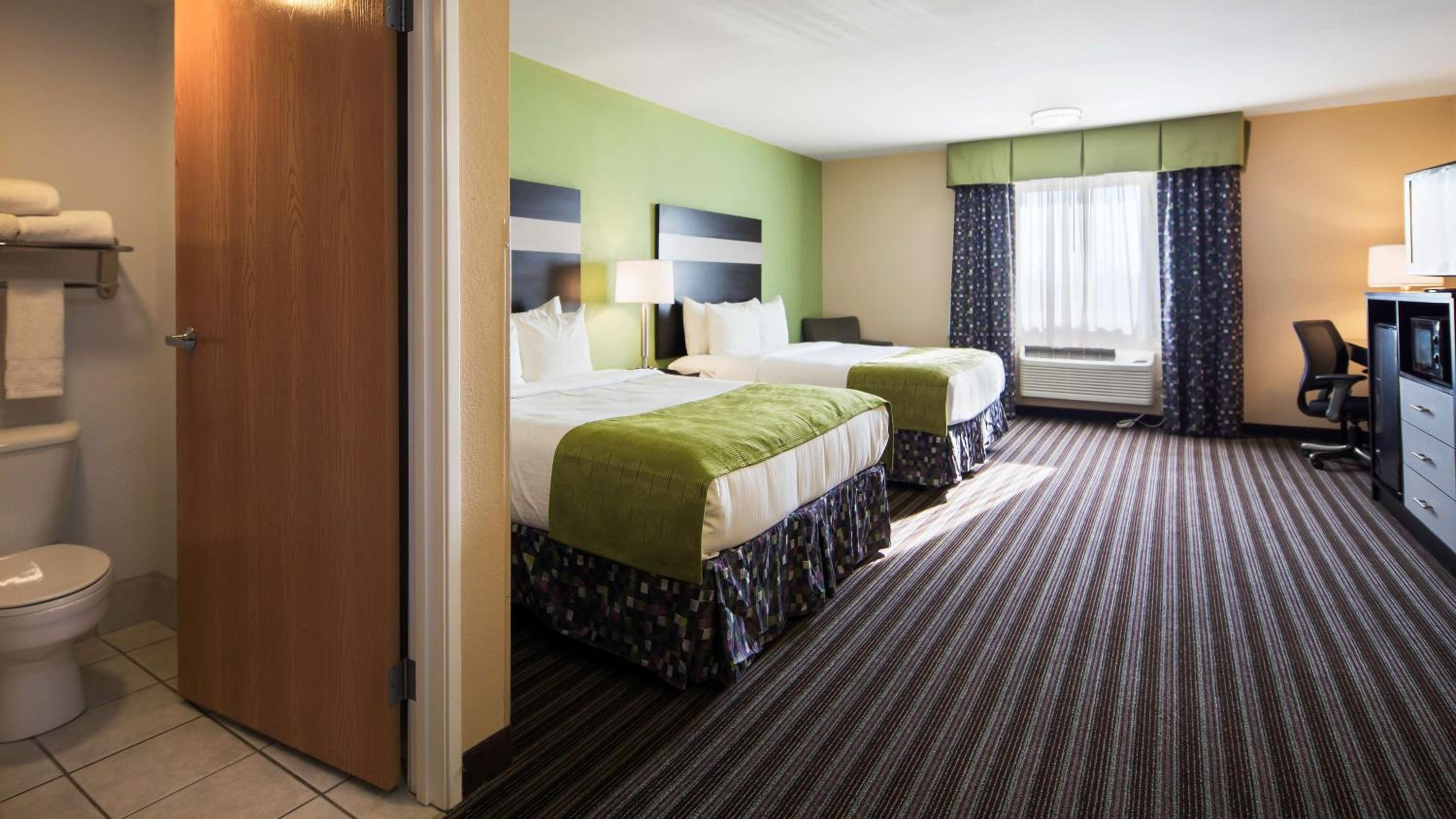 Queen Room with Two Queen Beds - Non-Smoking photo 1