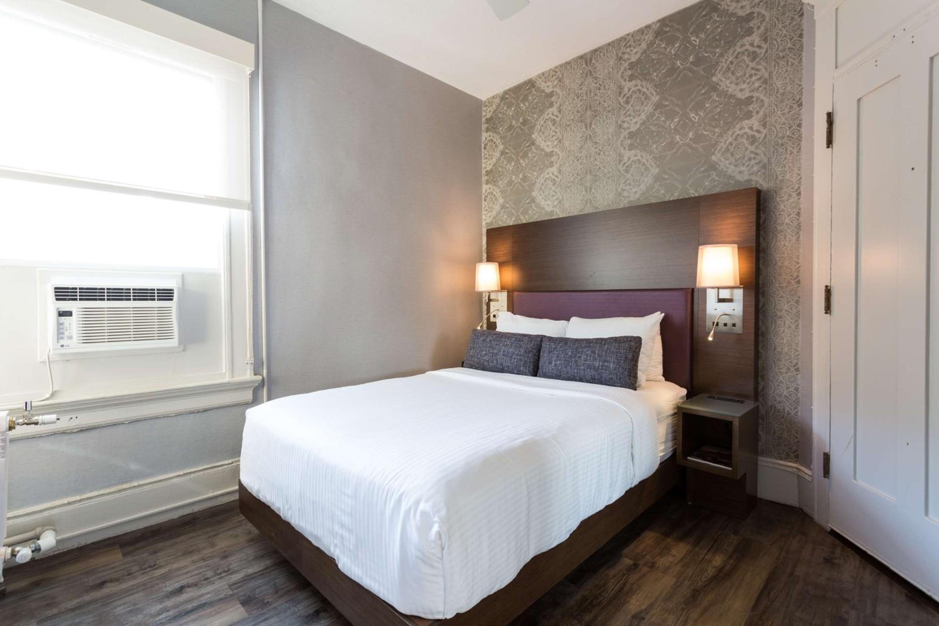 Single Room with Roll-In Shower and Work Desk - Mobility Access/Non-Smoking photo 1