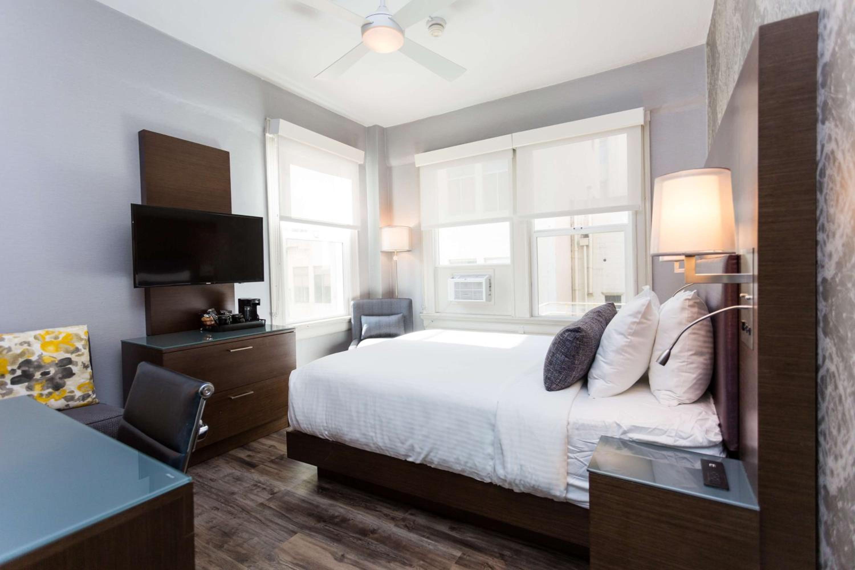 Deluxe Queen Room - Photo 1