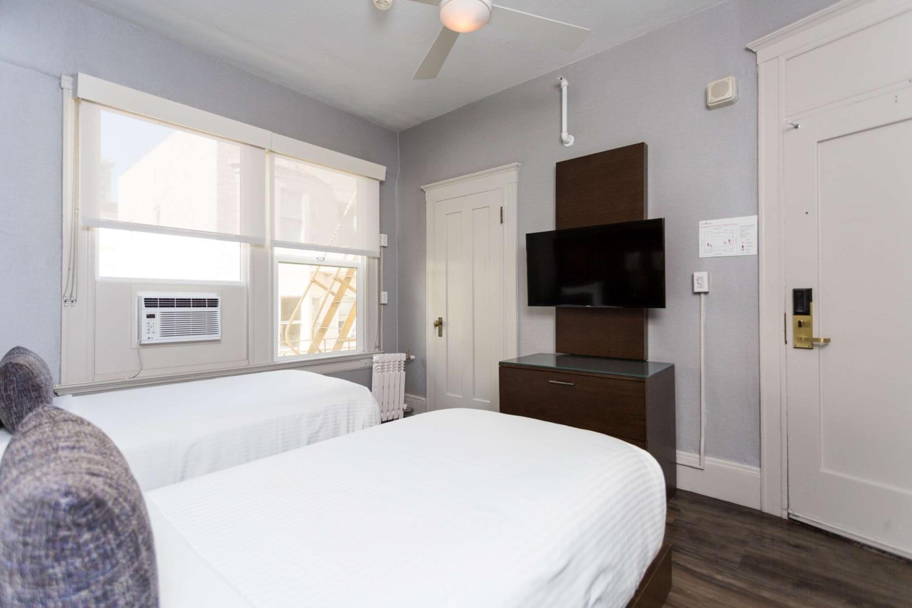 Twin Room - Non-Smoking - Photo 4