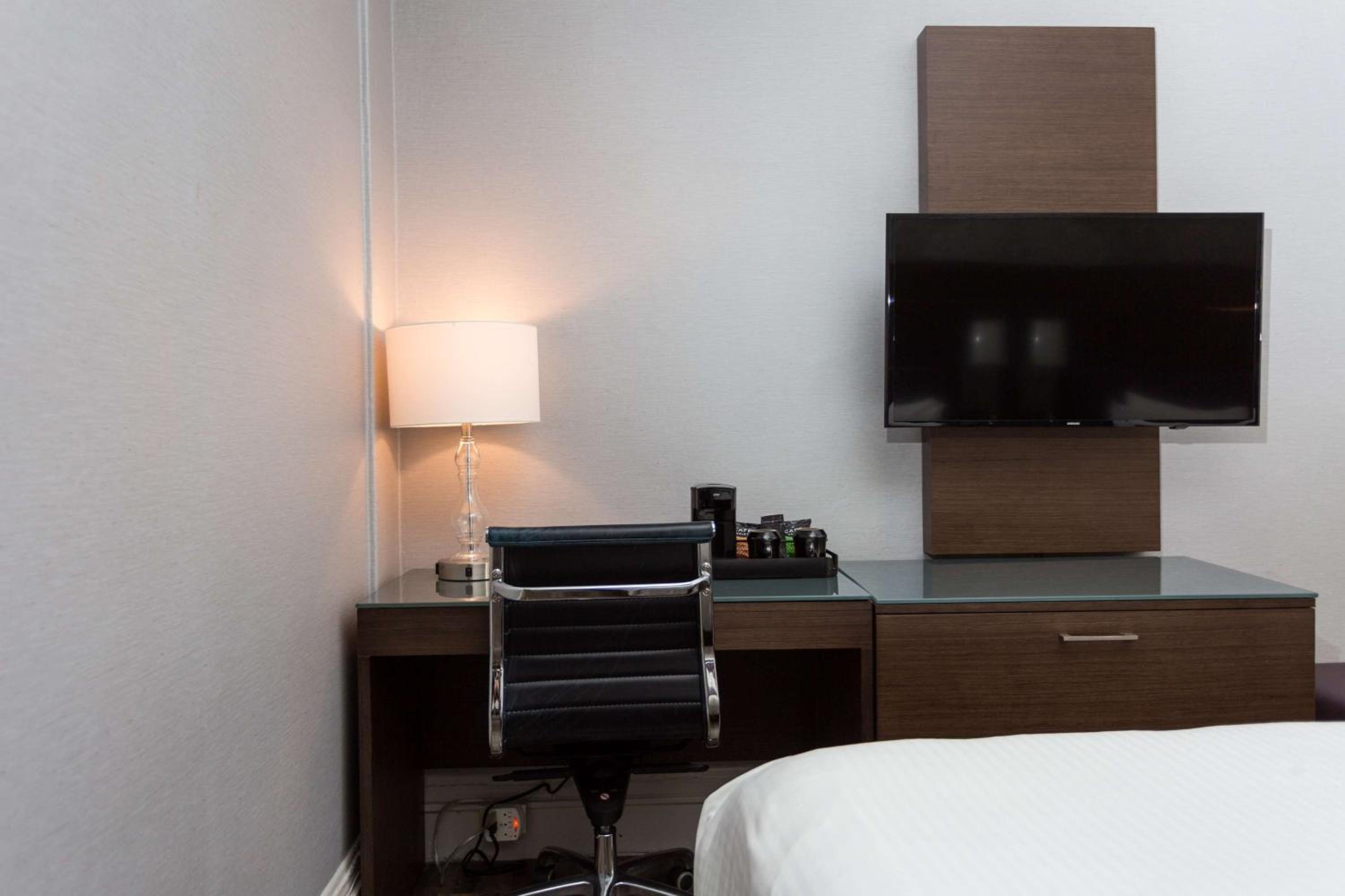Queen Room - Non-Smoking - Photo 1
