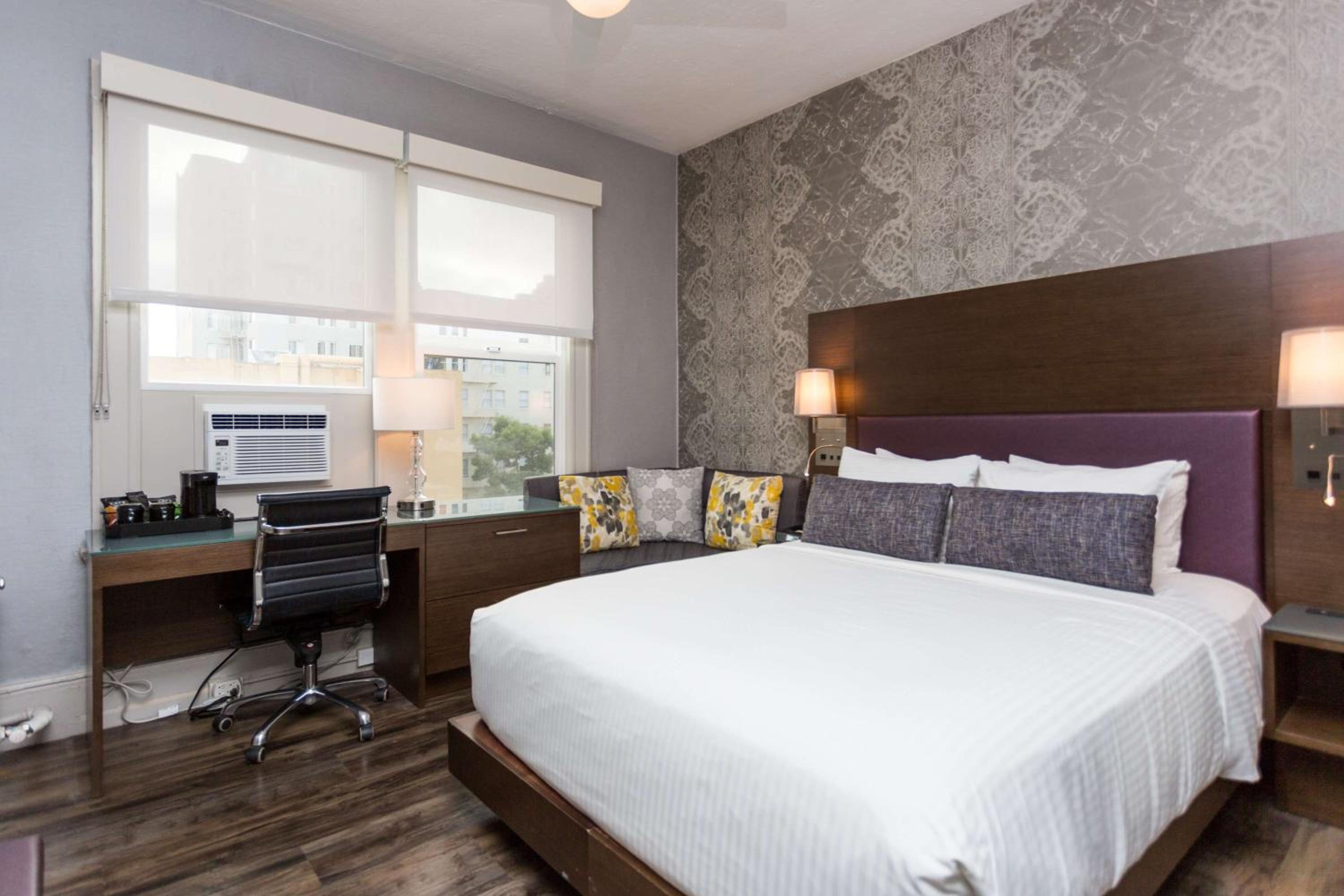 Deluxe Queen Room - Photo 3