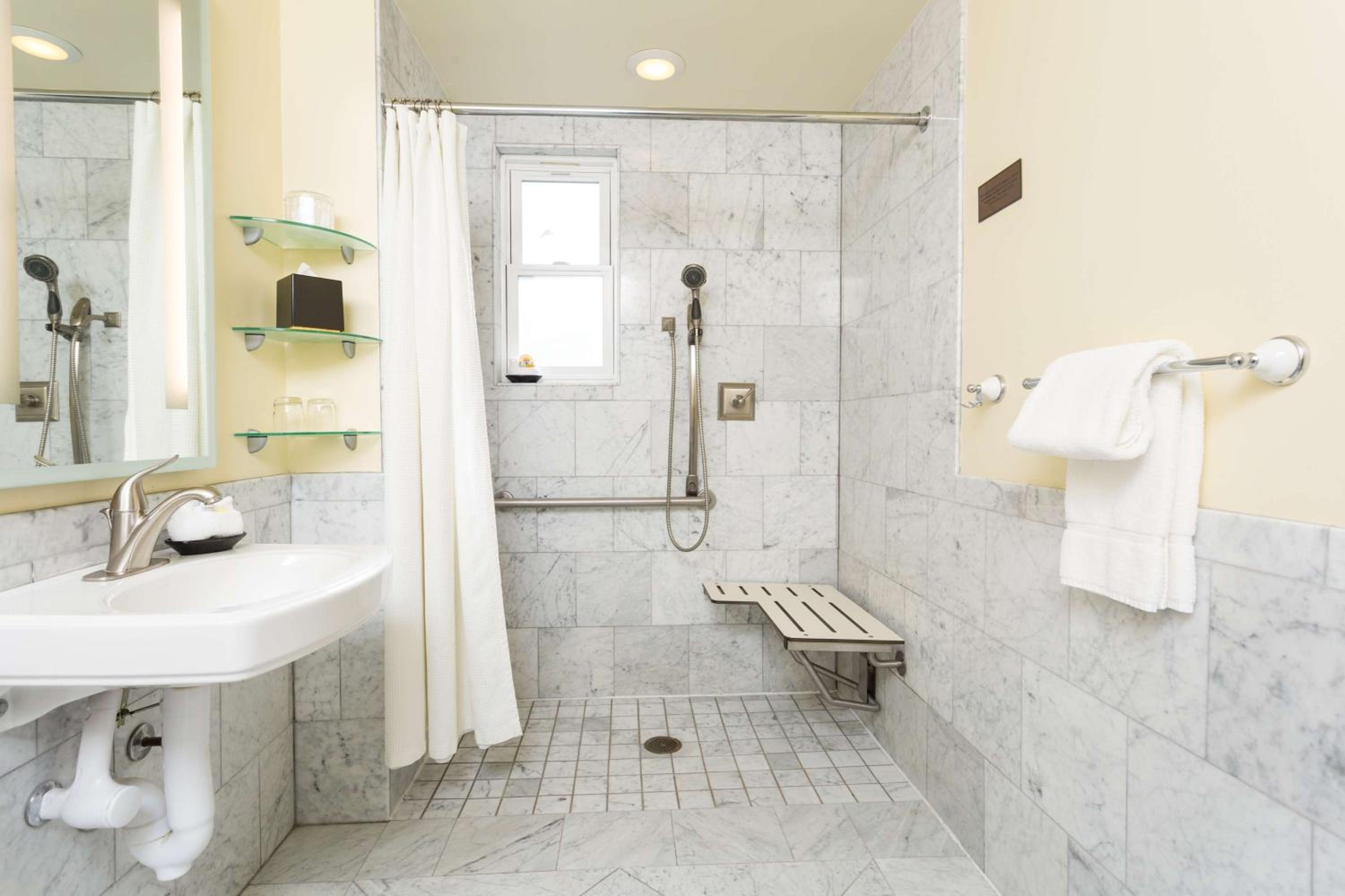 Single Room with Roll-In Shower and Work Desk - Mobility Access/Non-Smoking photo 2