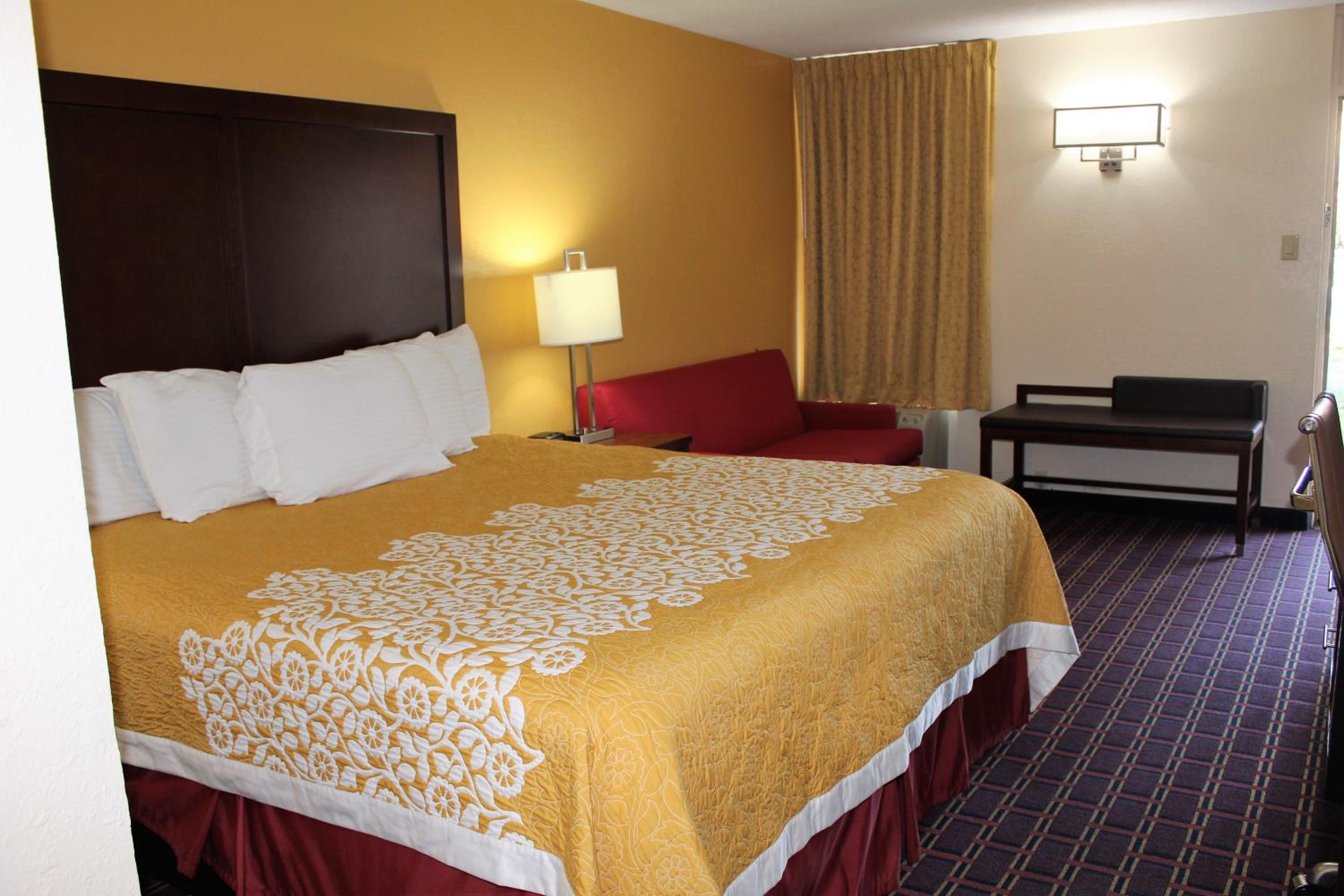 King Room - Non-Smoking - Photo 4