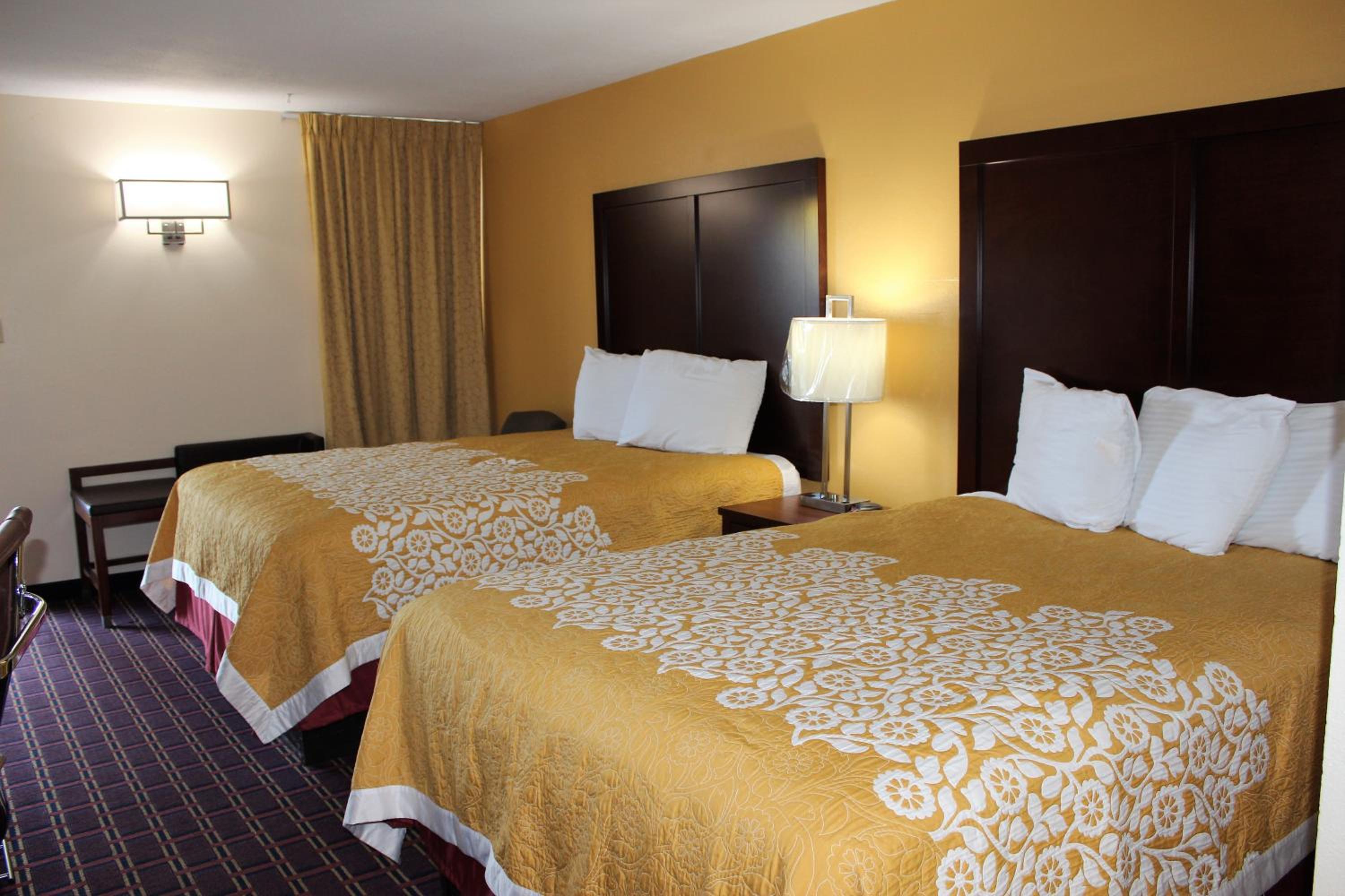 Queen Room with Two Queen Beds - Smoking - Photo 2