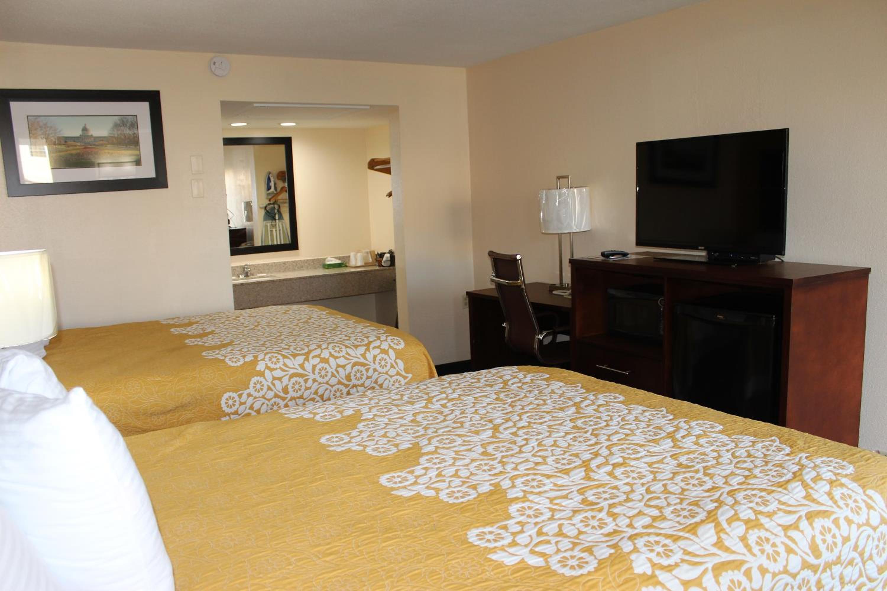 Queen Room with Two Queen Beds - Smoking - Photo 4