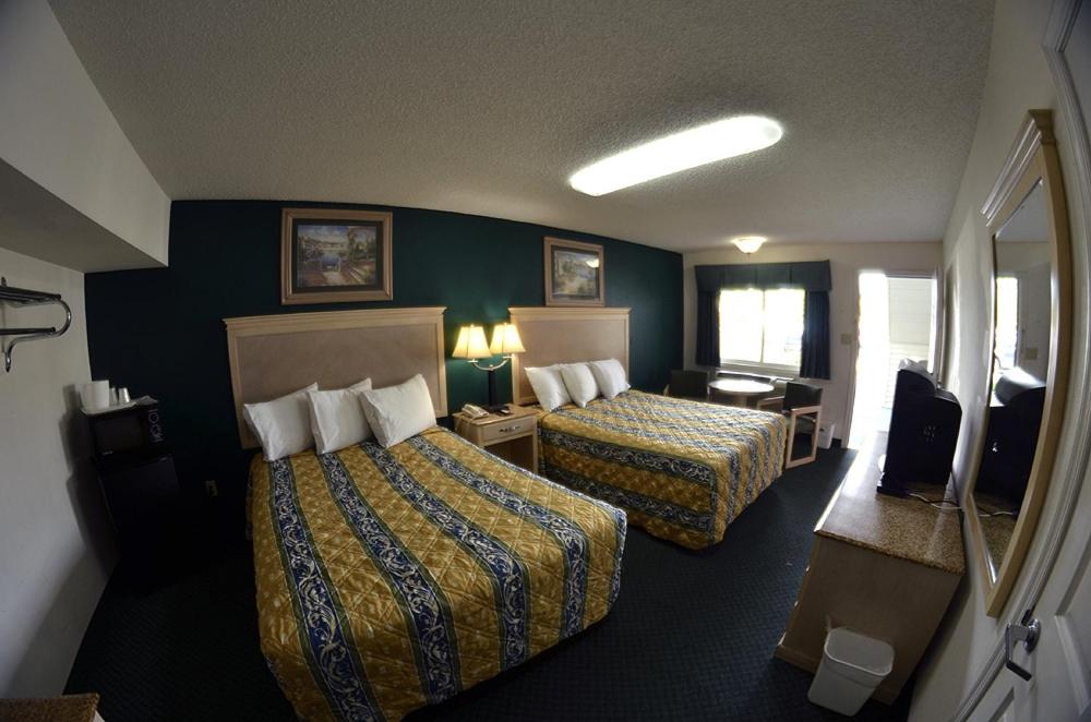 Queen Room with Two Queen Beds - Photo 4