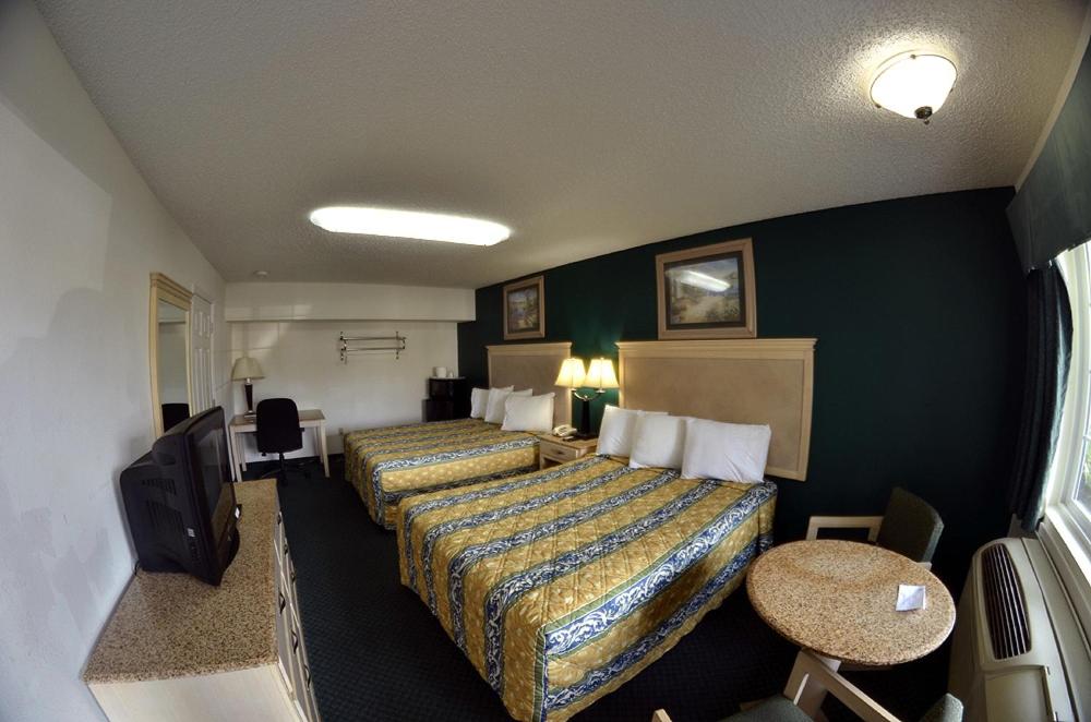 Queen Room with Two Queen Beds - Photo 3