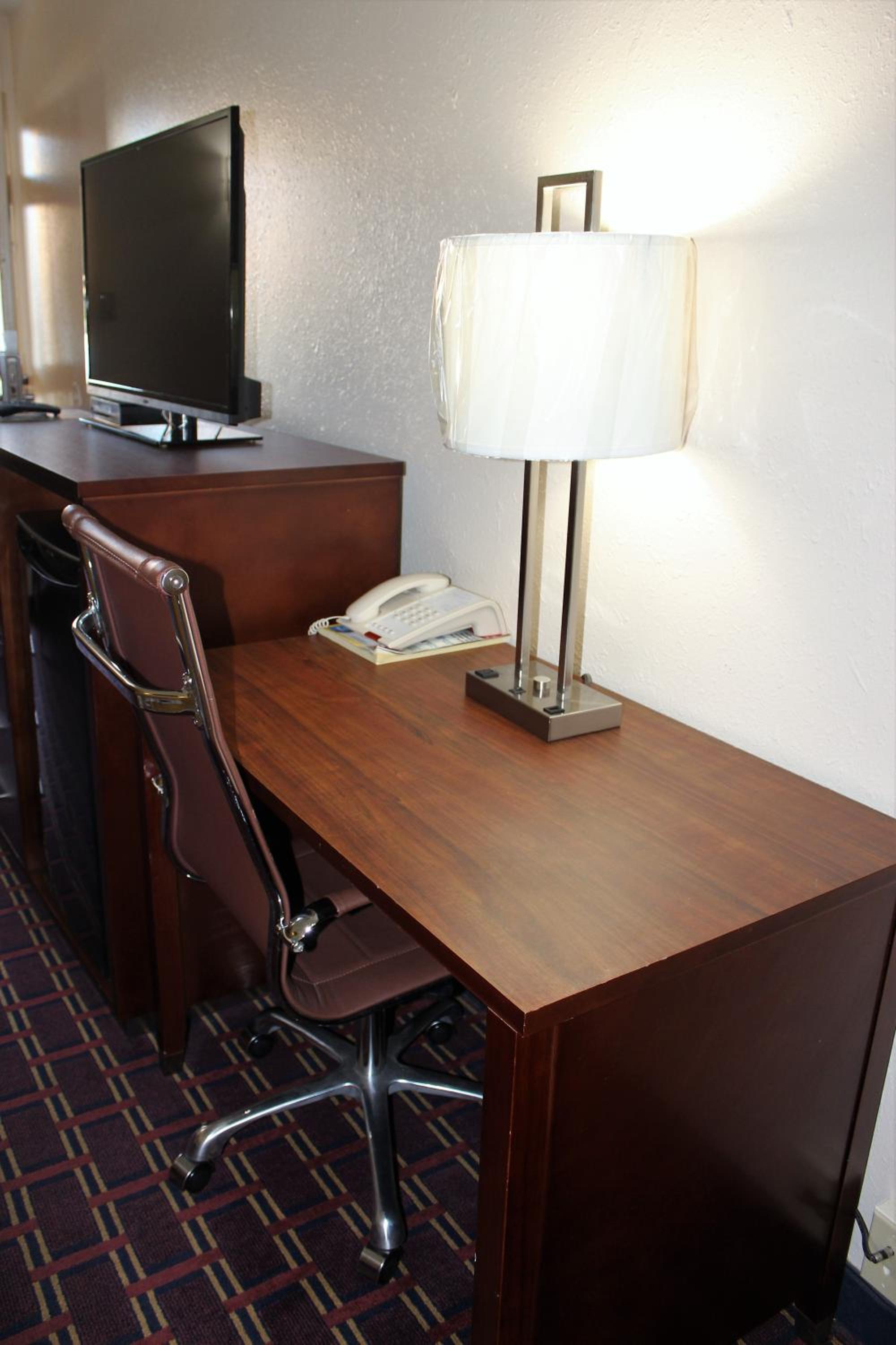 Queen Room with Two Queen Beds - Non-Smoking - Photo 5