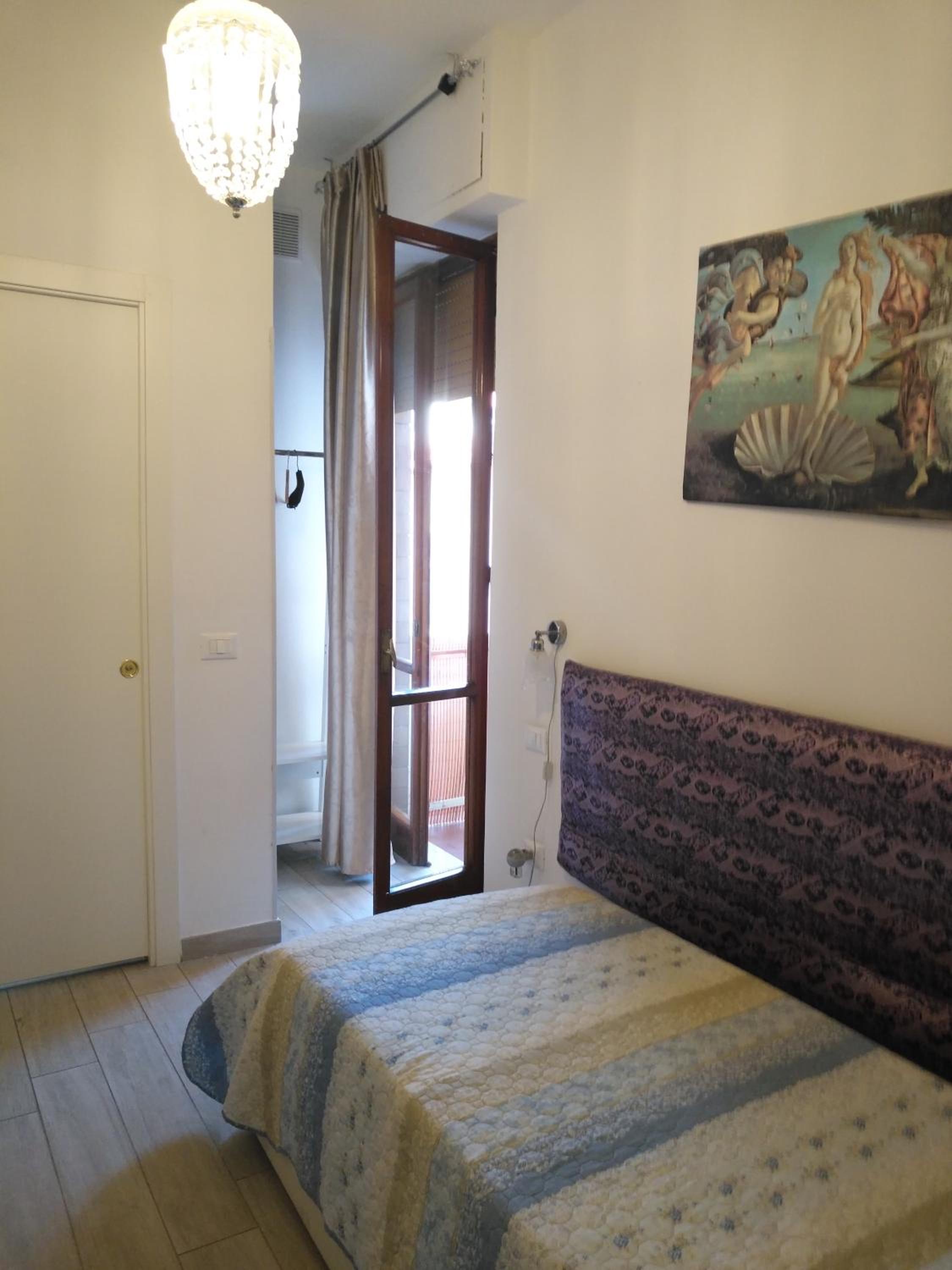 Single Room with Private Bathroom photo 3
