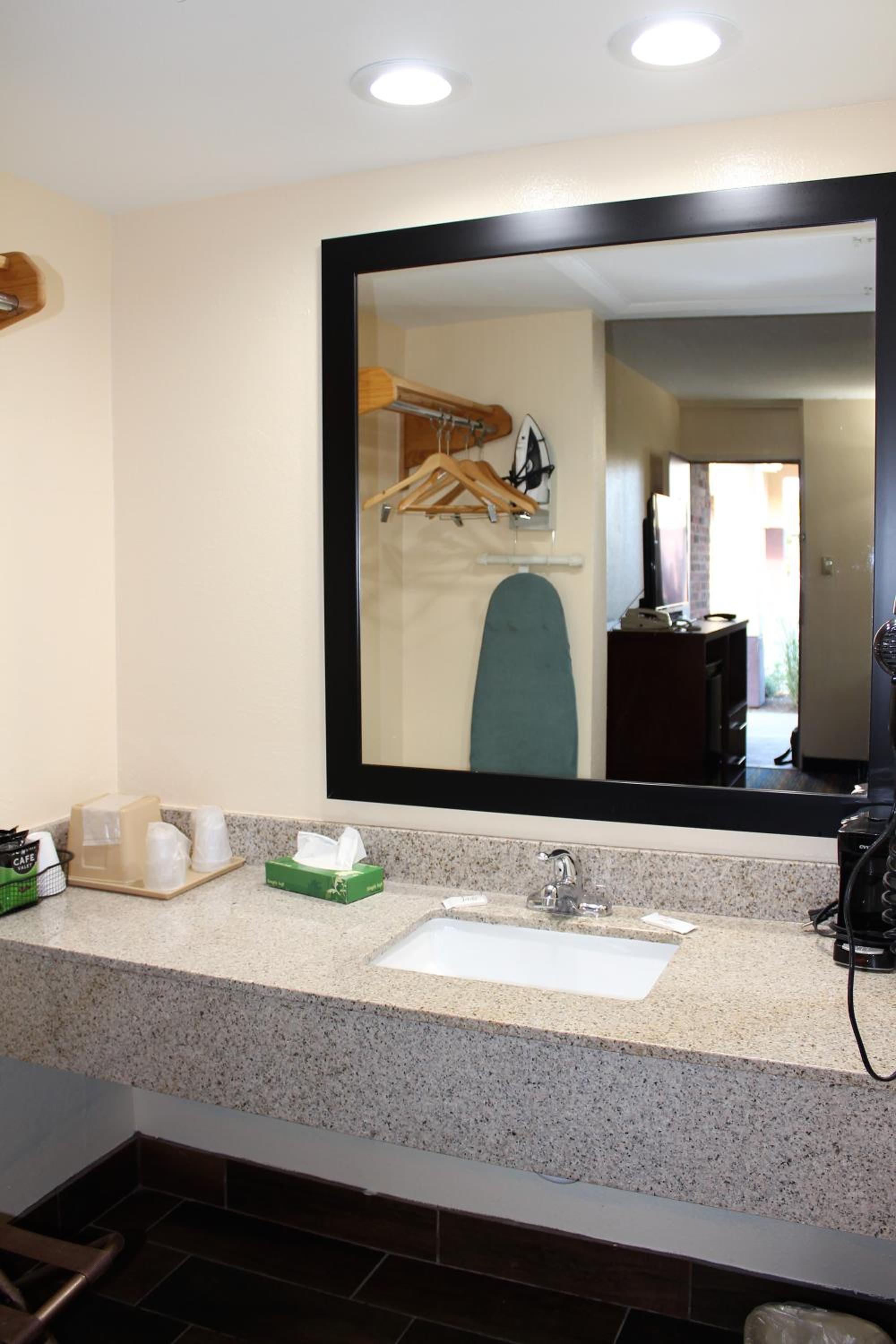 Queen Room - Non-Smoking - Photo 2