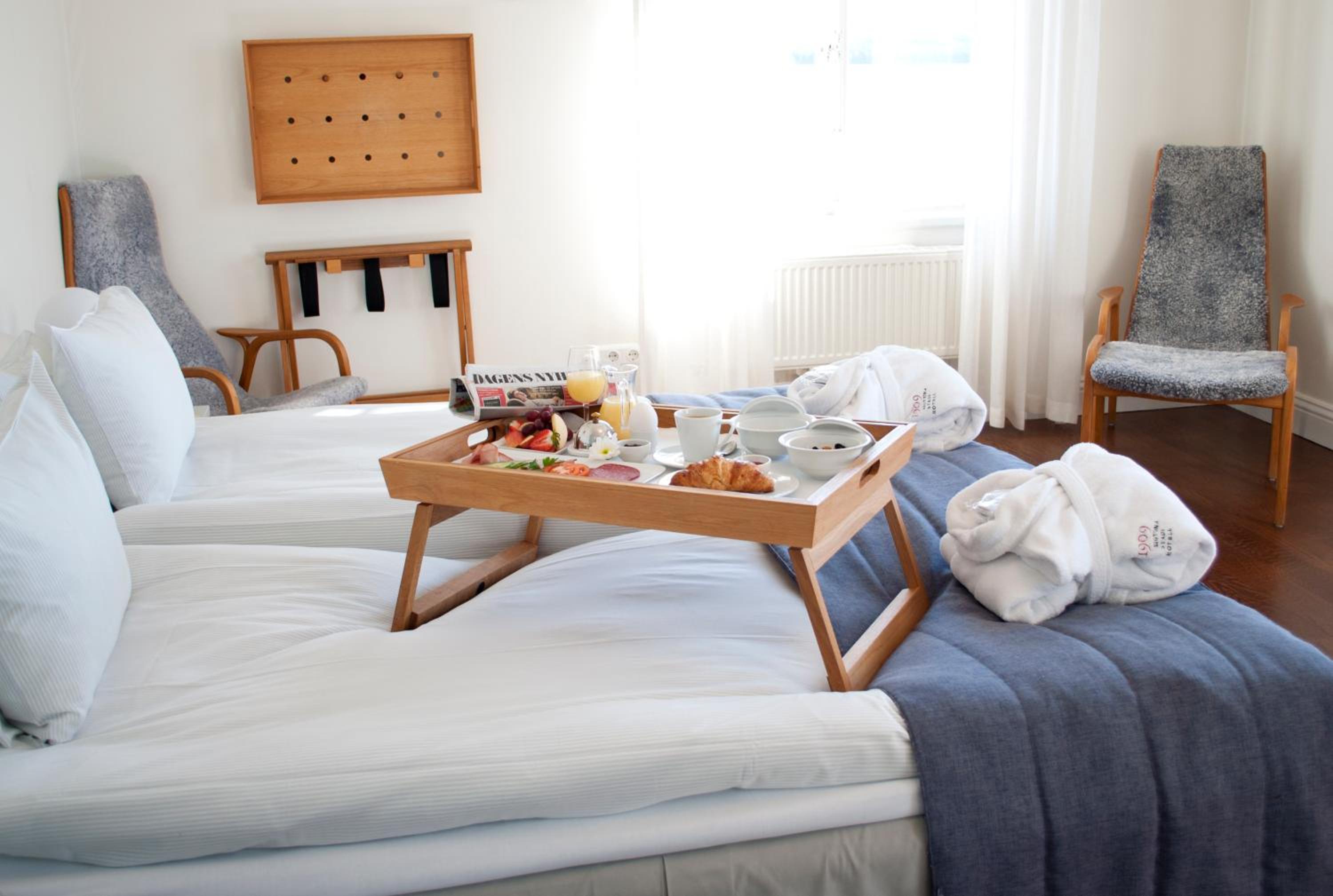 Superior King Room with City View