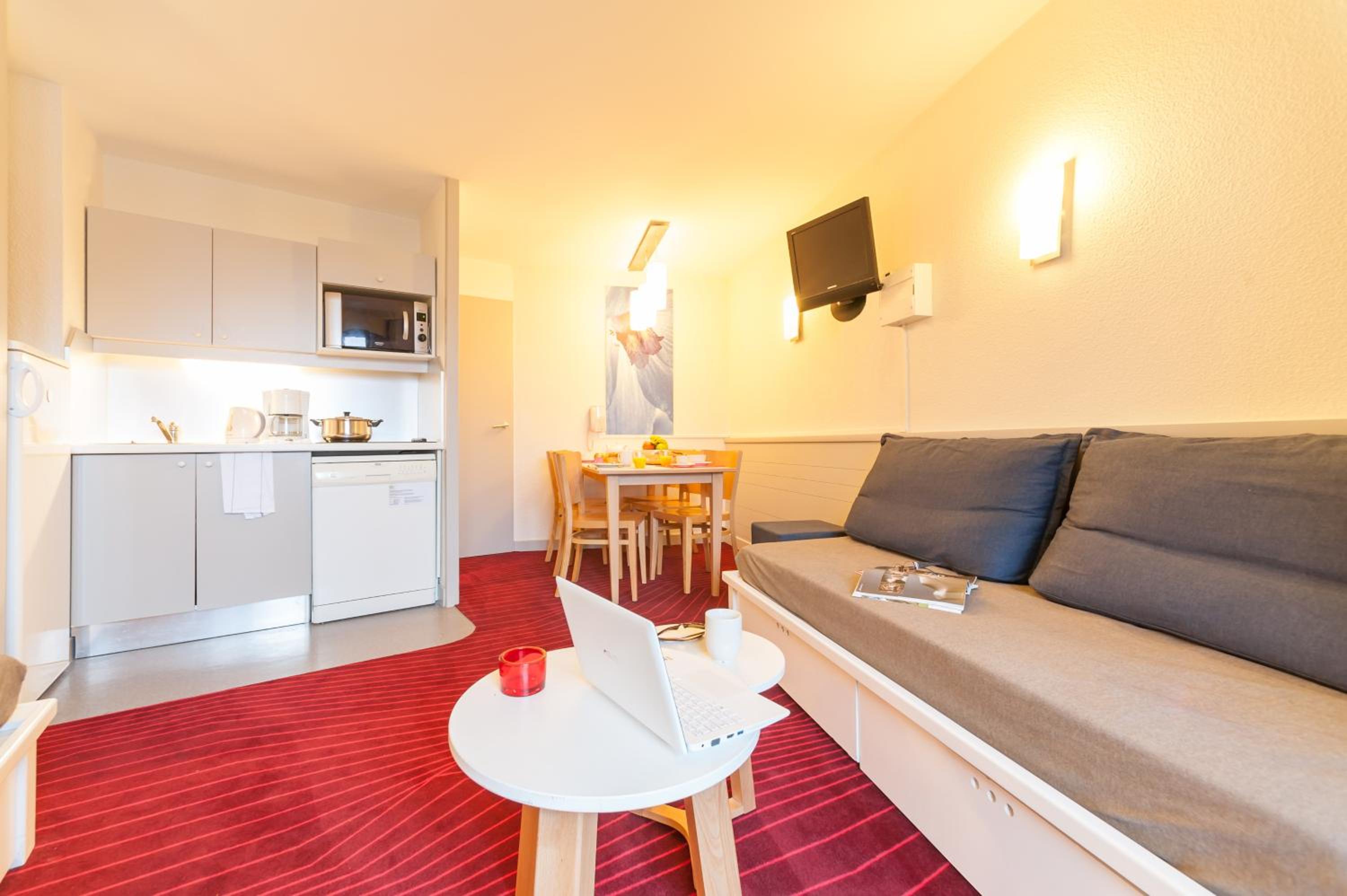 One-Bedroom Apartment with Sleeping Alcove - Open Mountain View (6 People) - Photo 1