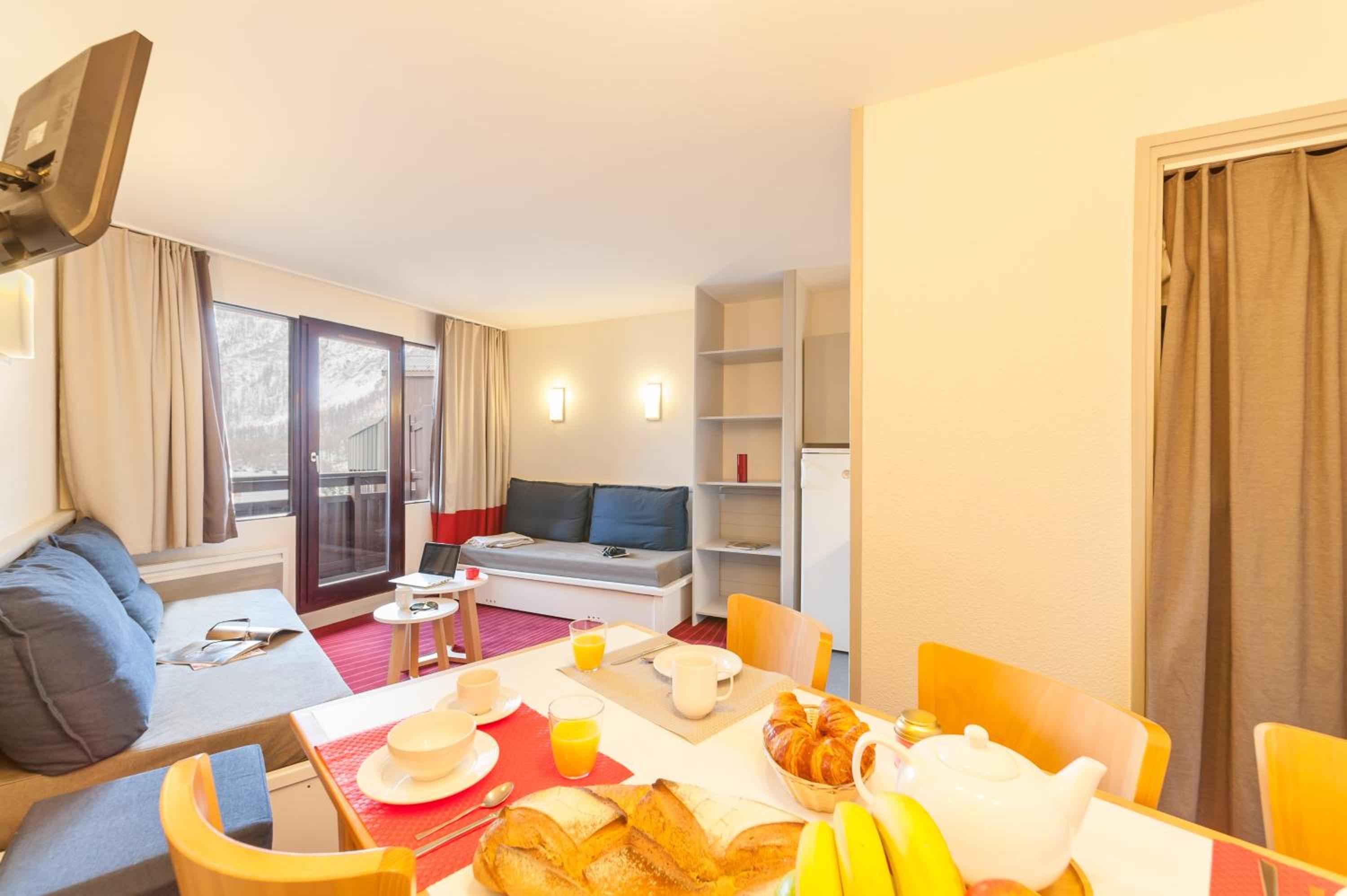 One-Bedroom Apartment with Sleeping Alcove - Open Mountain View (6 People) - Photo 4