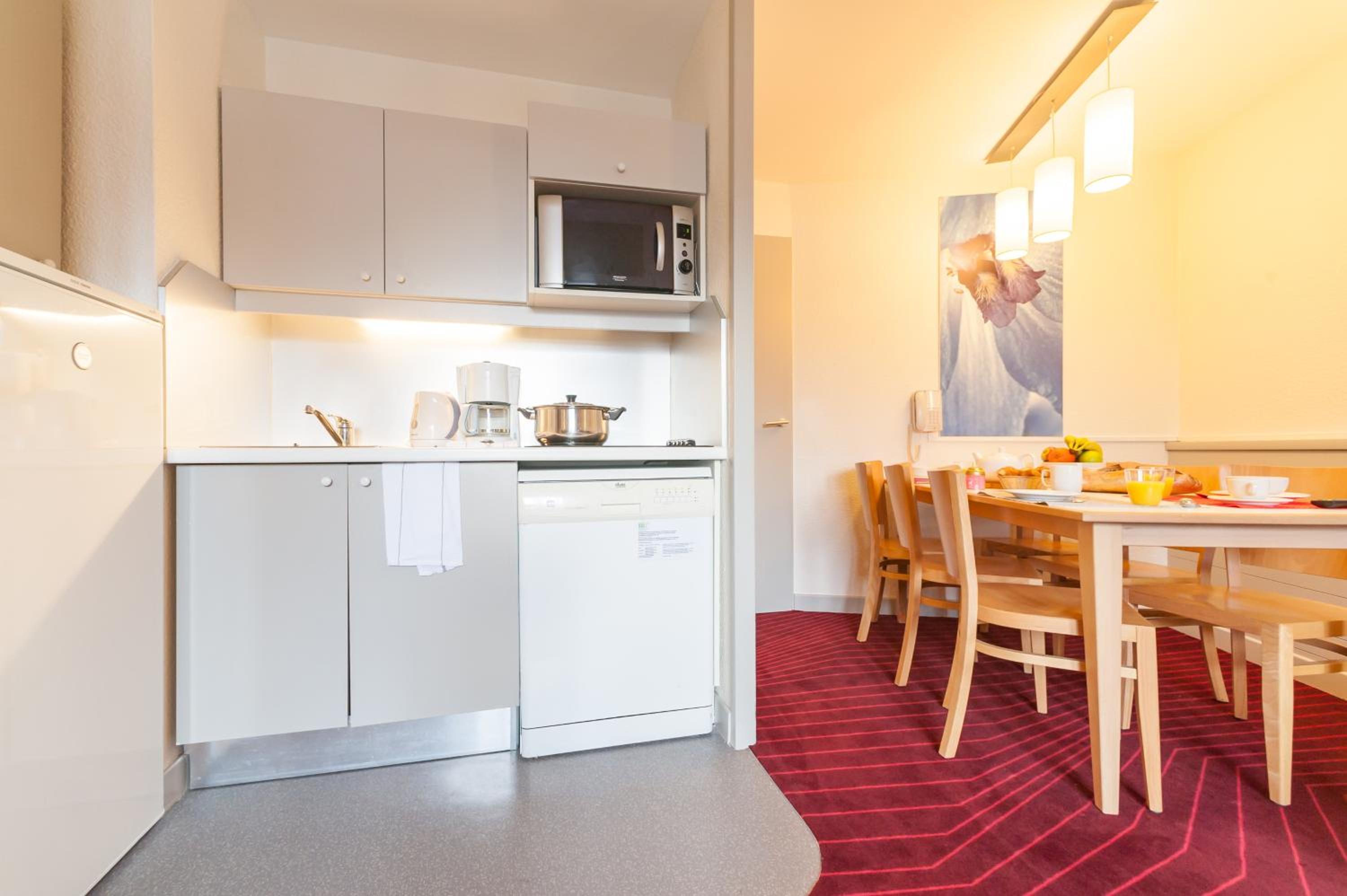 One-Bedroom Apartment with Sleeping Alcove - Open Mountain View (6 People) - Photo 5
