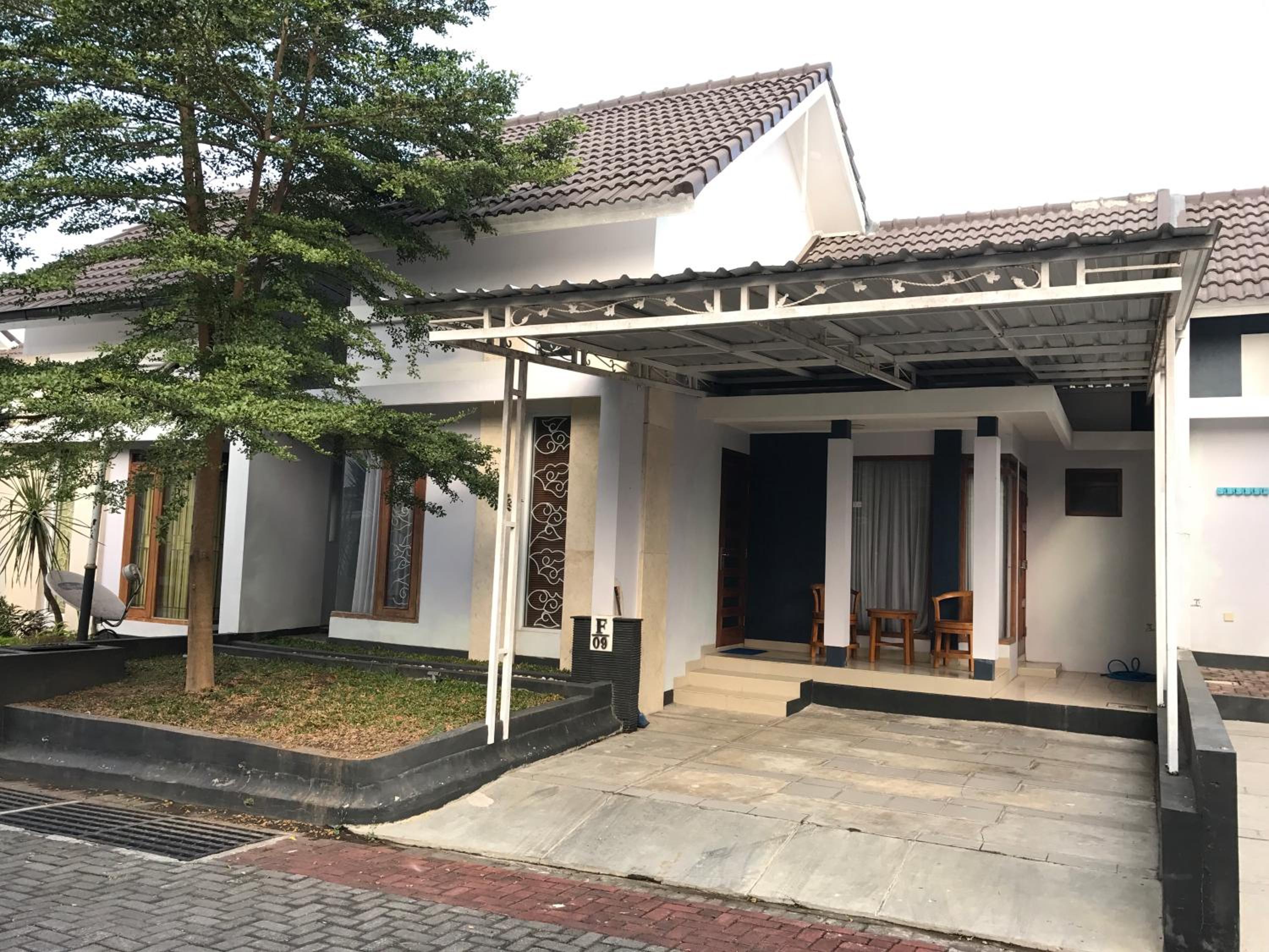 Three-Bedroom House - Photo 18