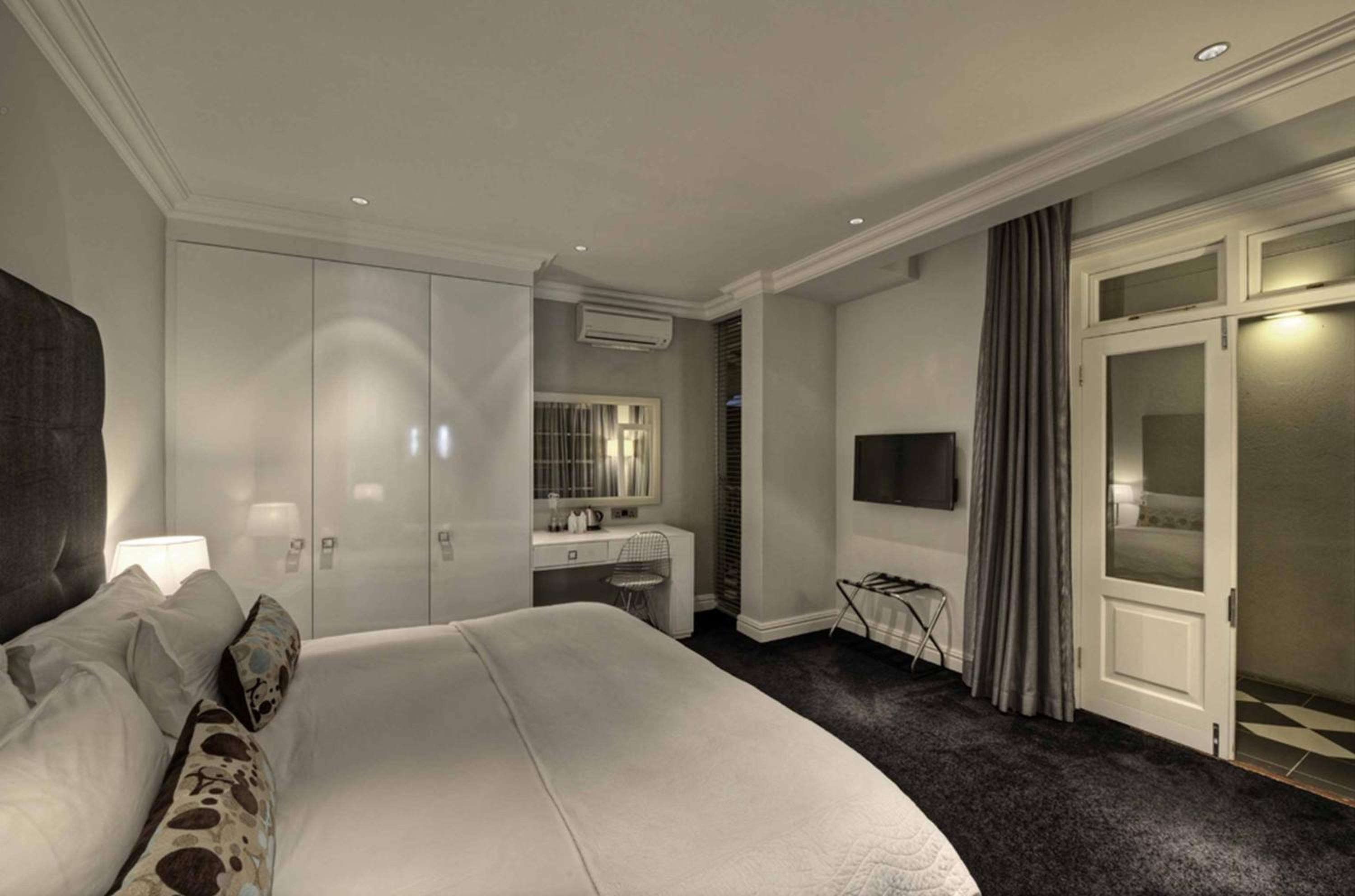 Luxury Room with Pool View - Photo 5