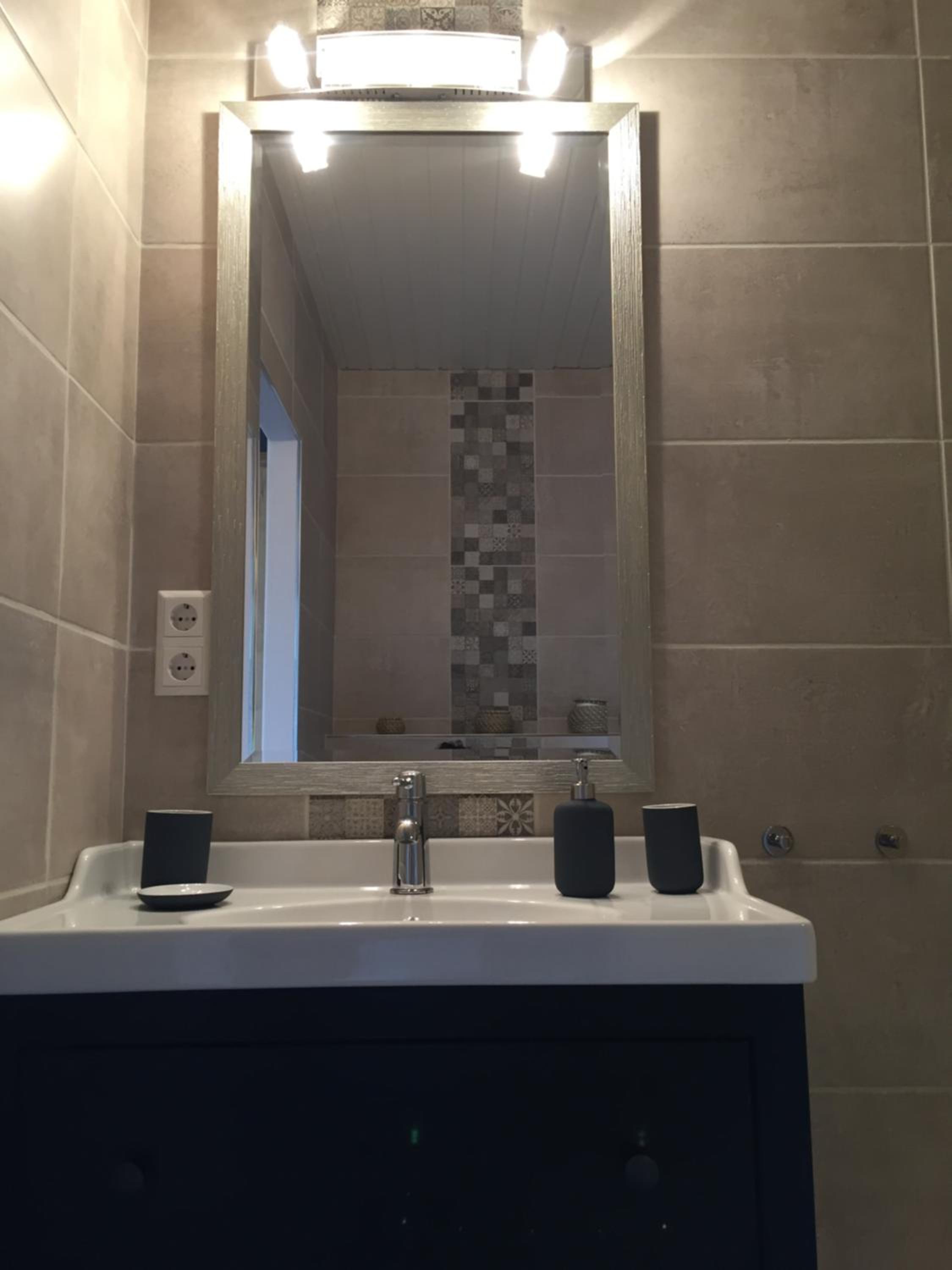 Deluxe Double Room with Shower photo 3