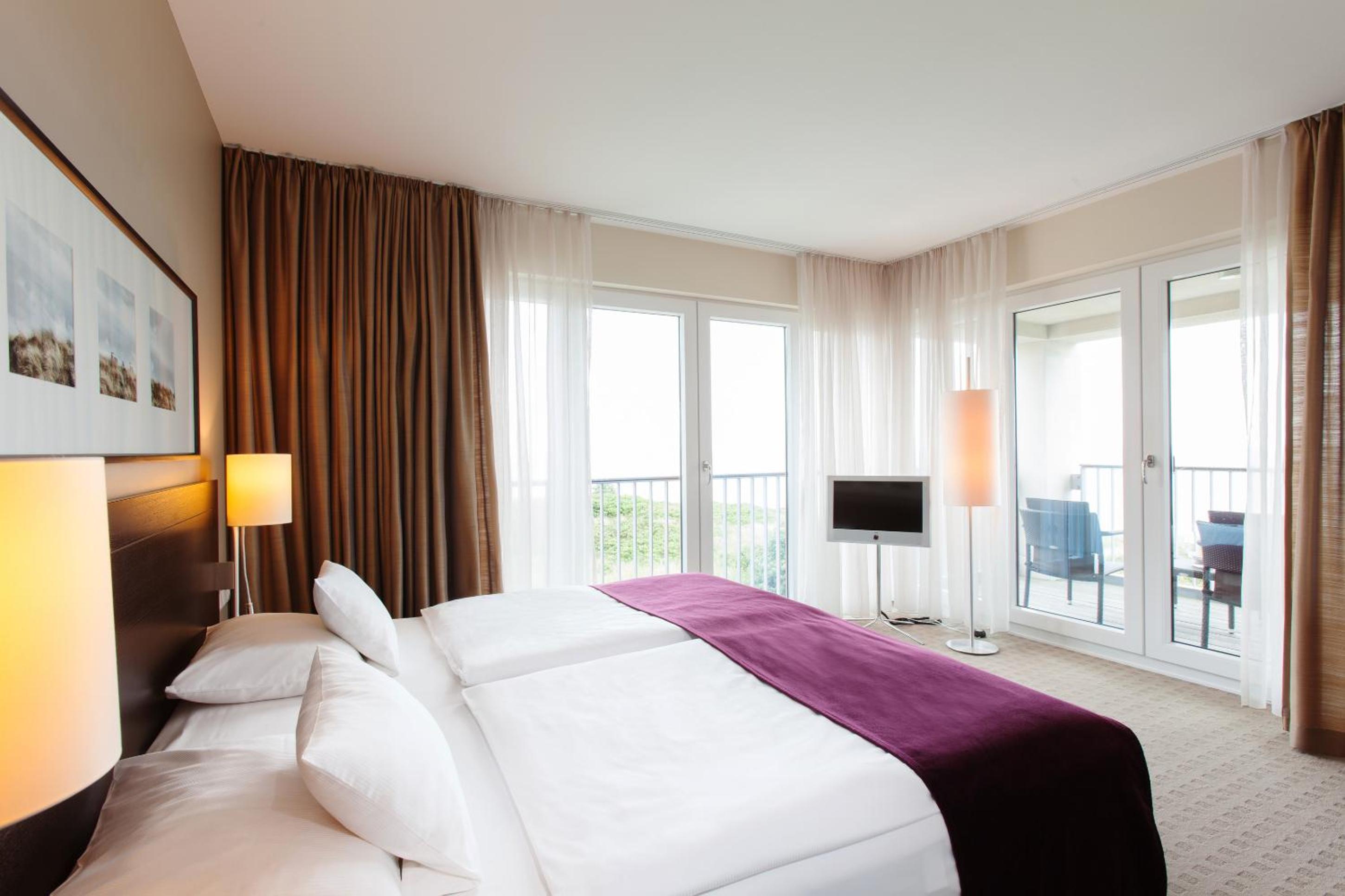 Deluxe Suite with Sea View thumbnail 5