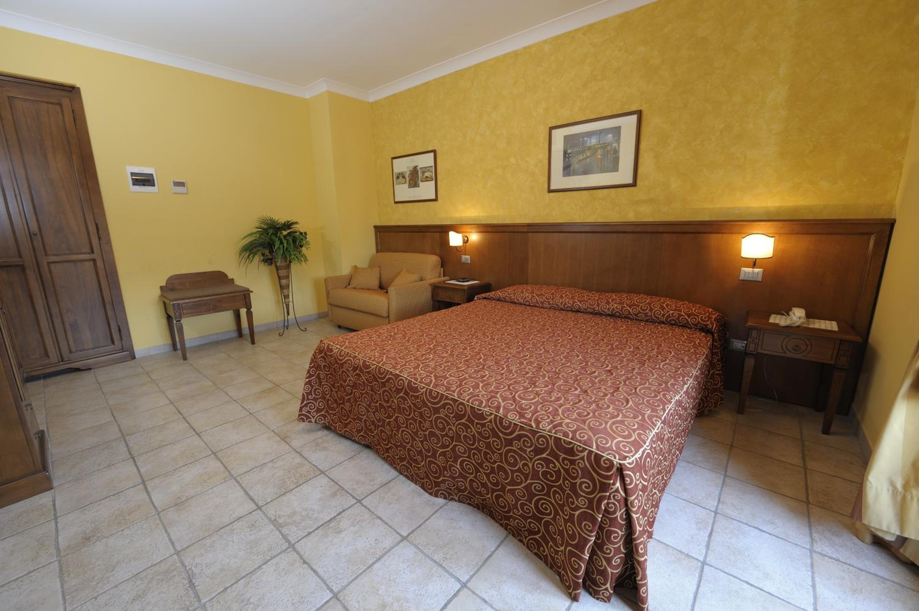 Basic Triple Room photo 3
