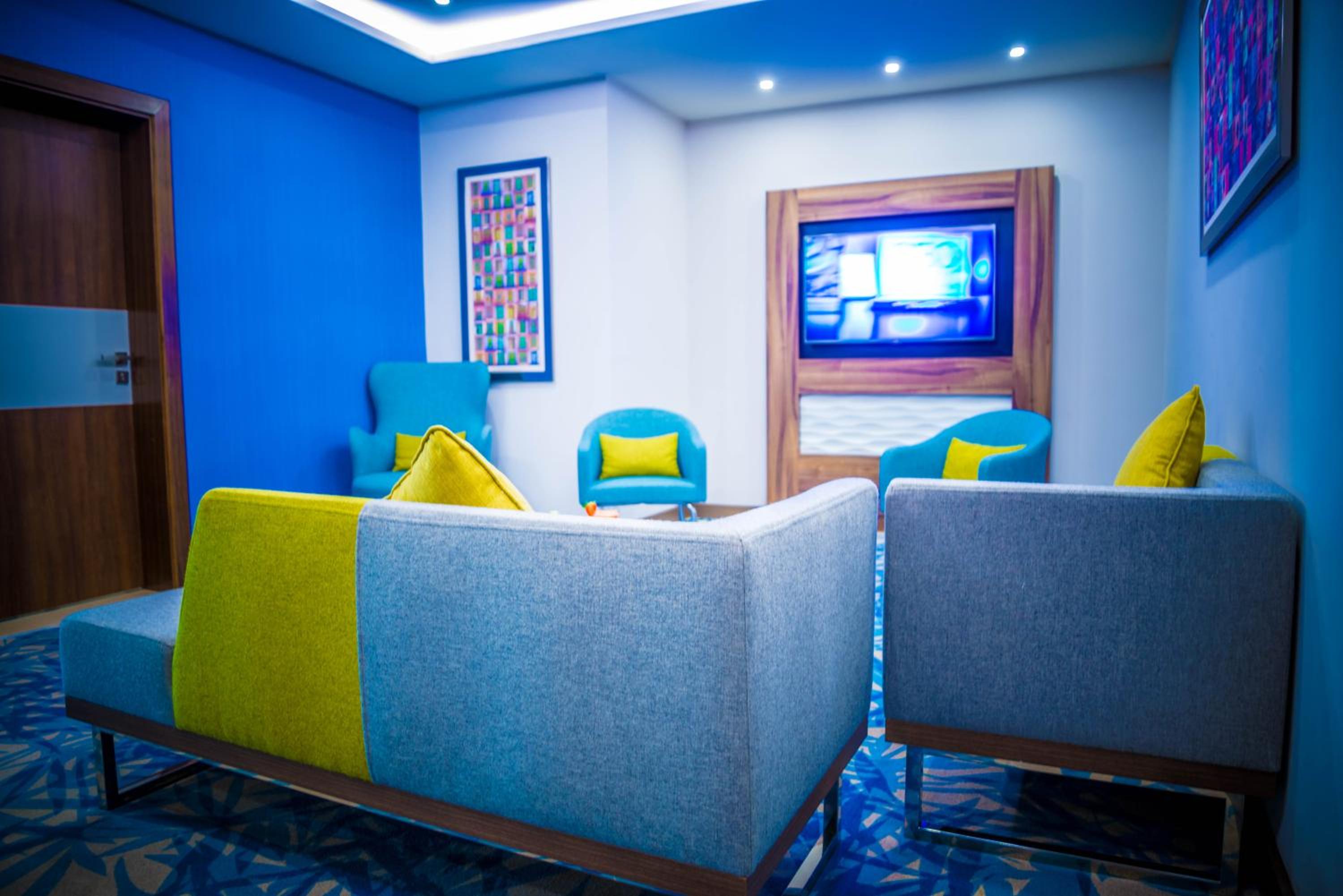 Two-Bedroom Superior Suite with Double Bed and Sofa Bed with Sea or City View - Photo 3