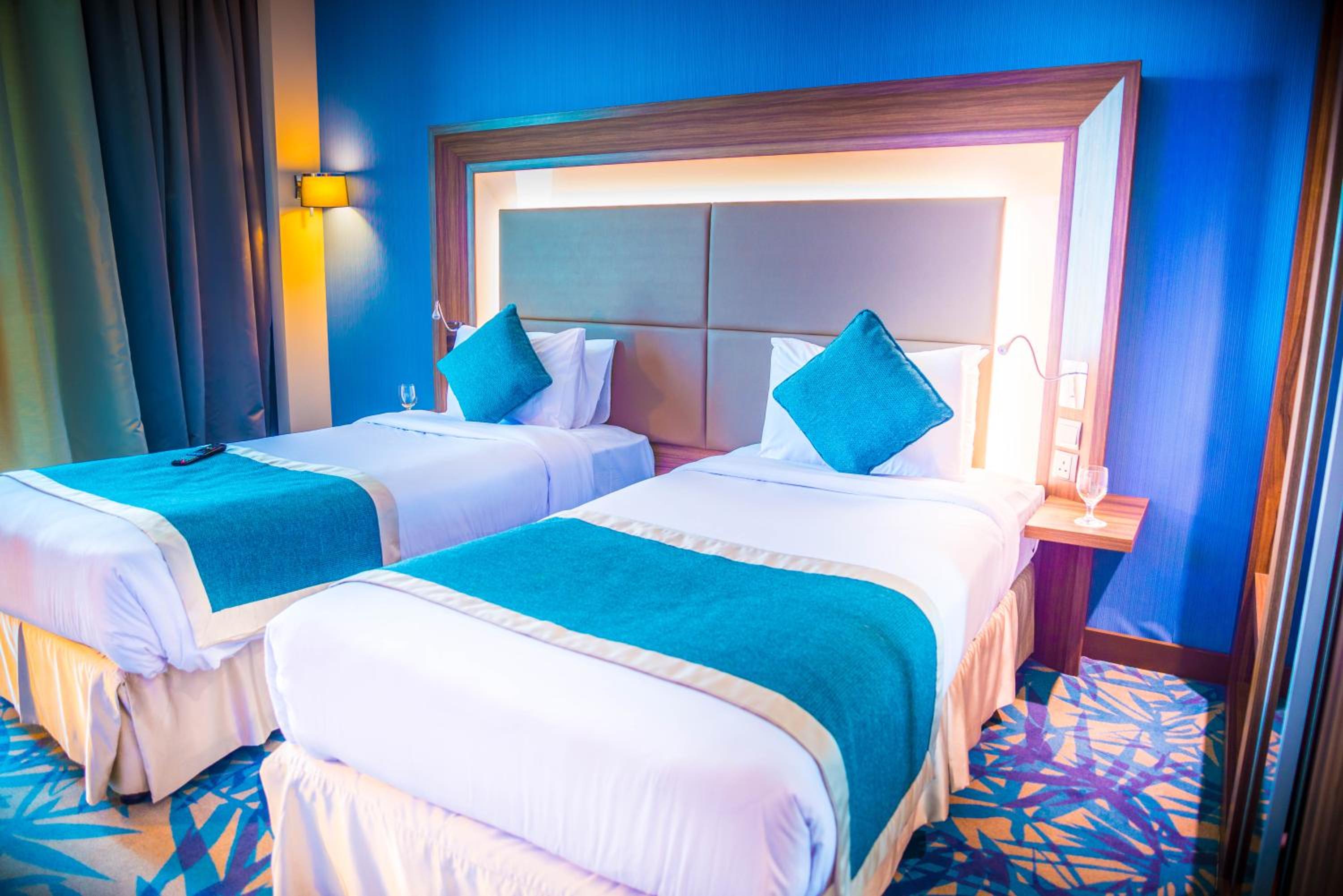 Two-Bedroom Superior Suite with Double Bed and Sofa Bed with Sea or City View - Photo 6