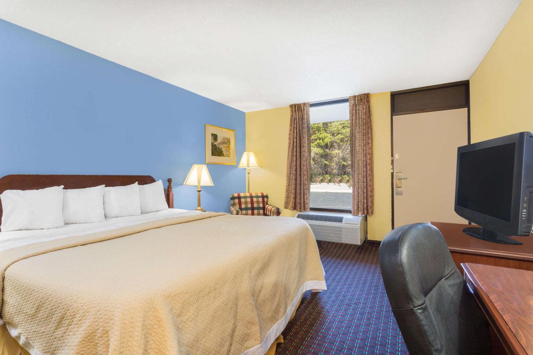 King Room - Non-Smoking - Photo 3