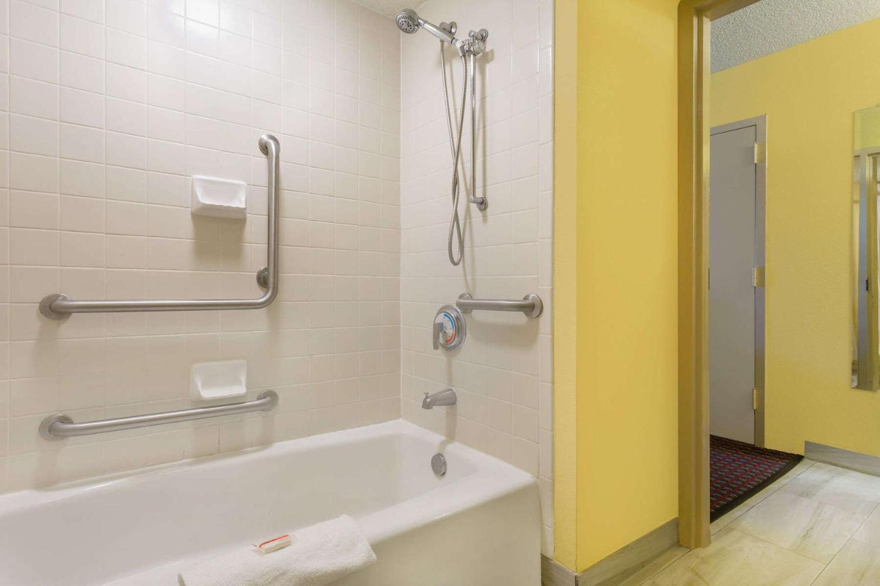 King Room - Mobility Access/Non-Smoking - Photo 4
