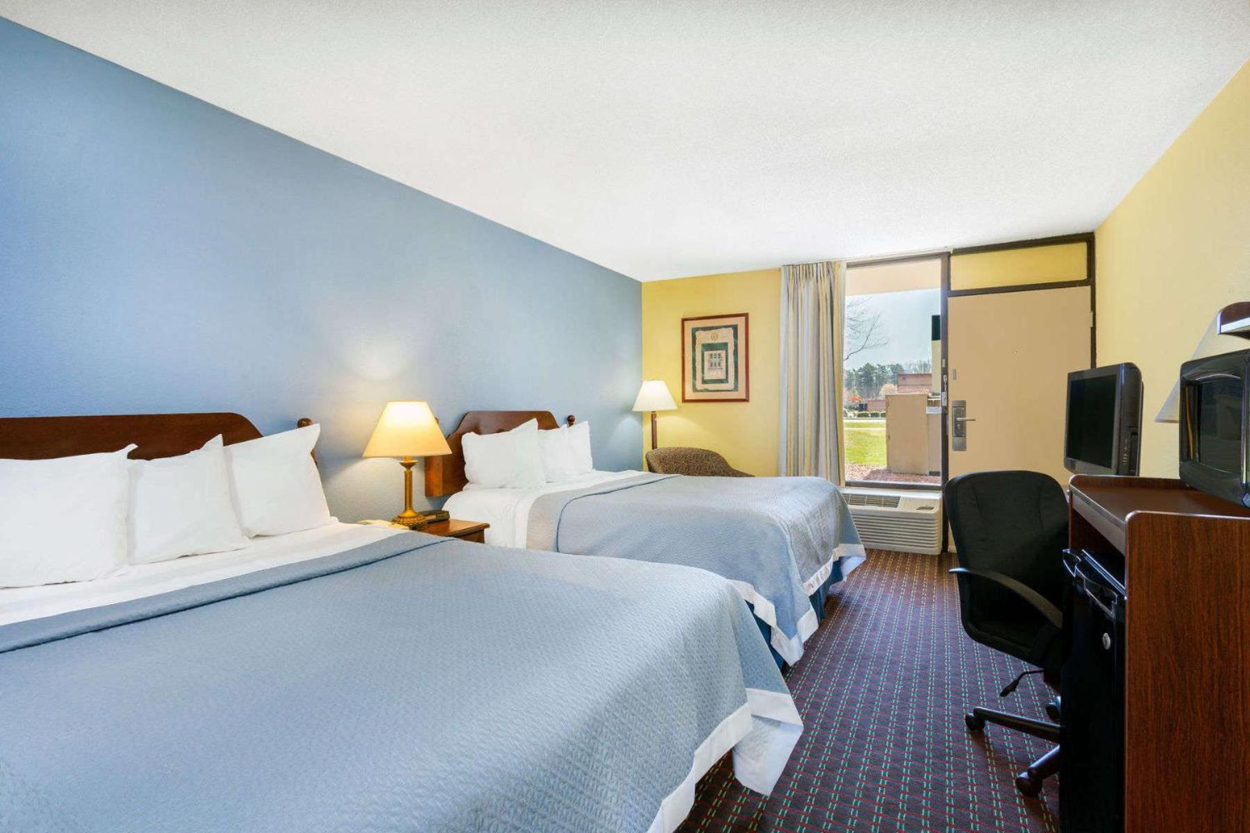 Queen Room with Two Queen Beds - Non-Smoking - Photo 2