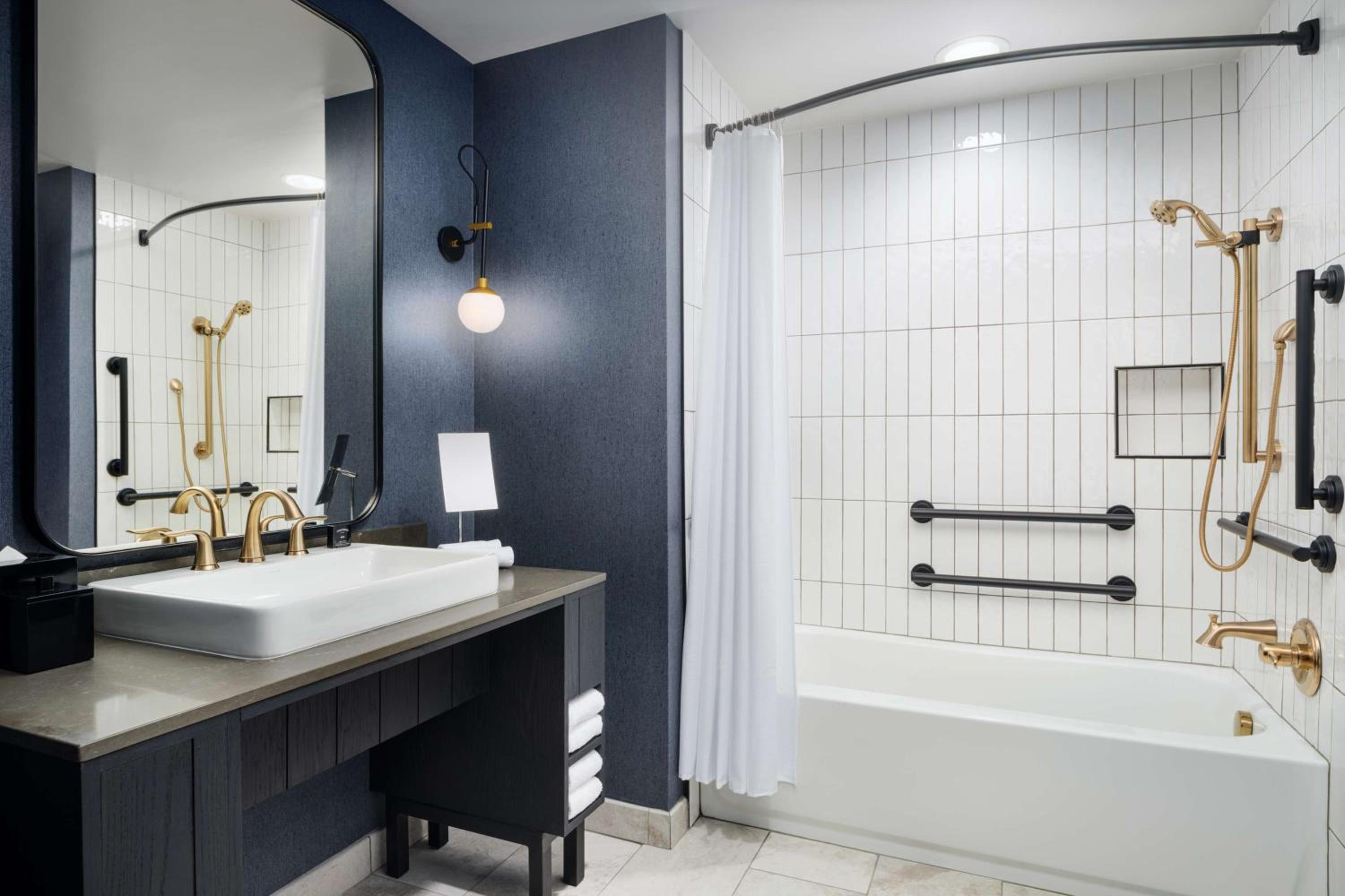 King Room with Bath Tub - Mobility Access