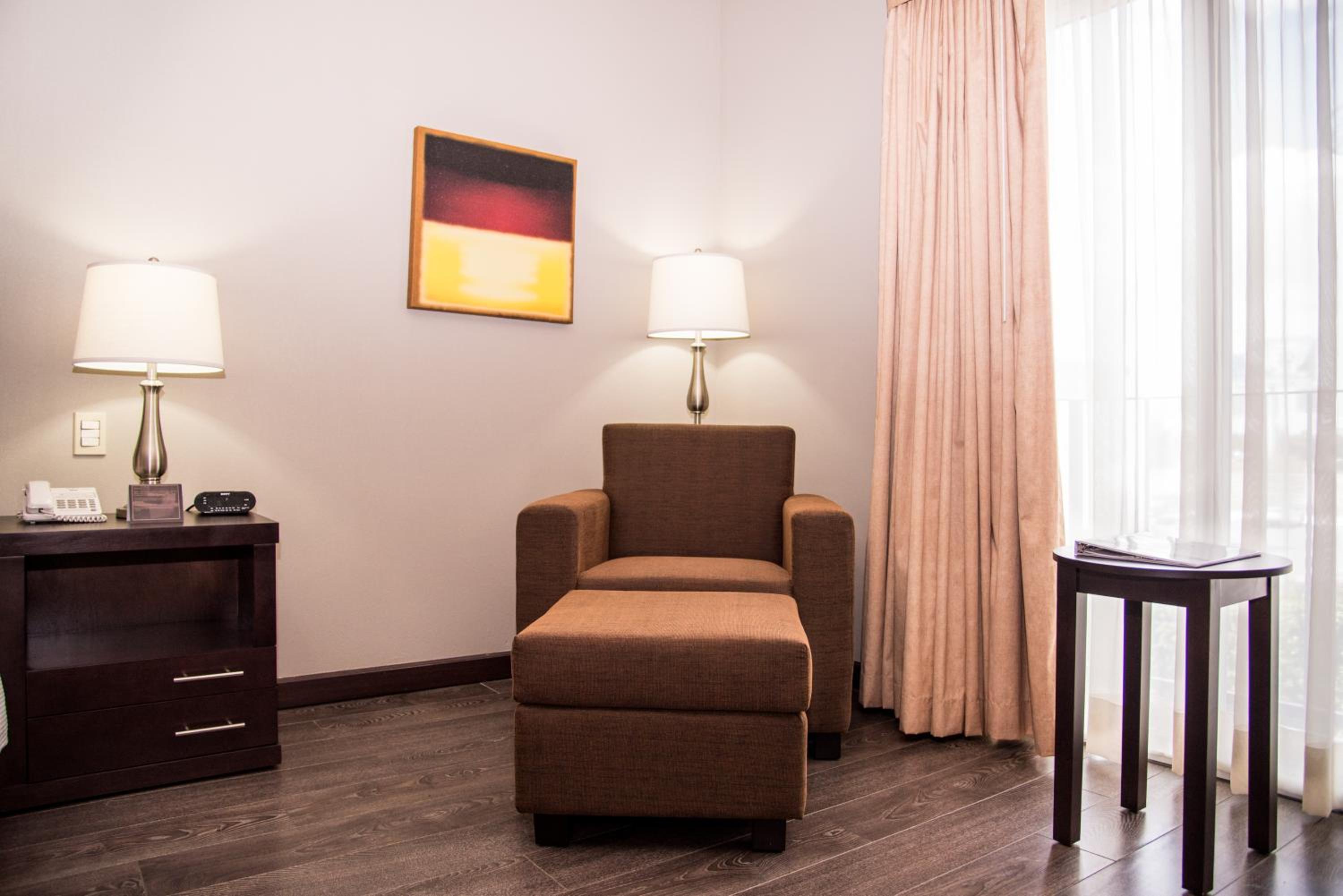 King Room - Non-Smoking - Photo 4