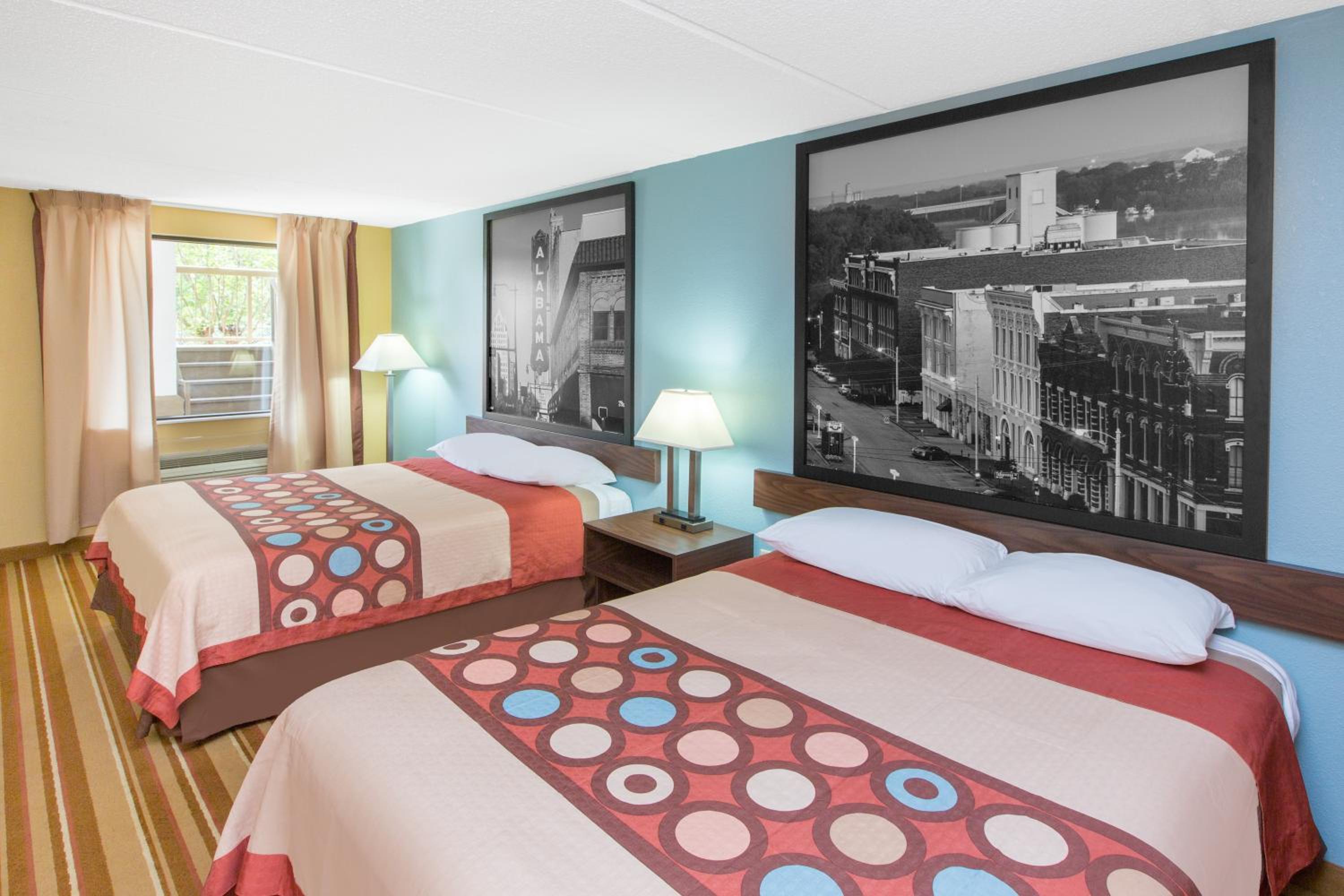 Queen Room with Two Queen Beds - Non-Smoking - Photo 3