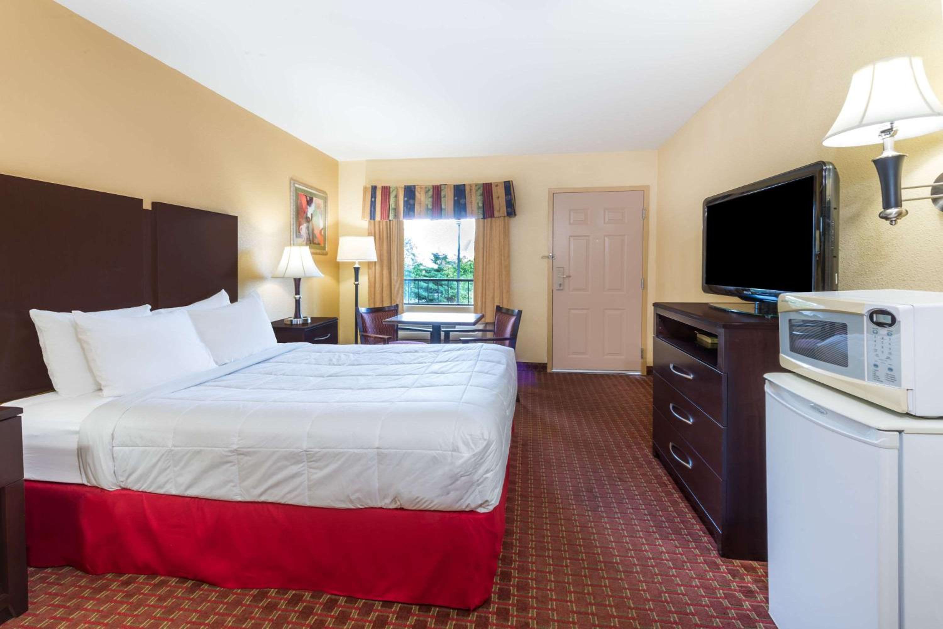 Queen Room - Non-Smoking - Photo 1