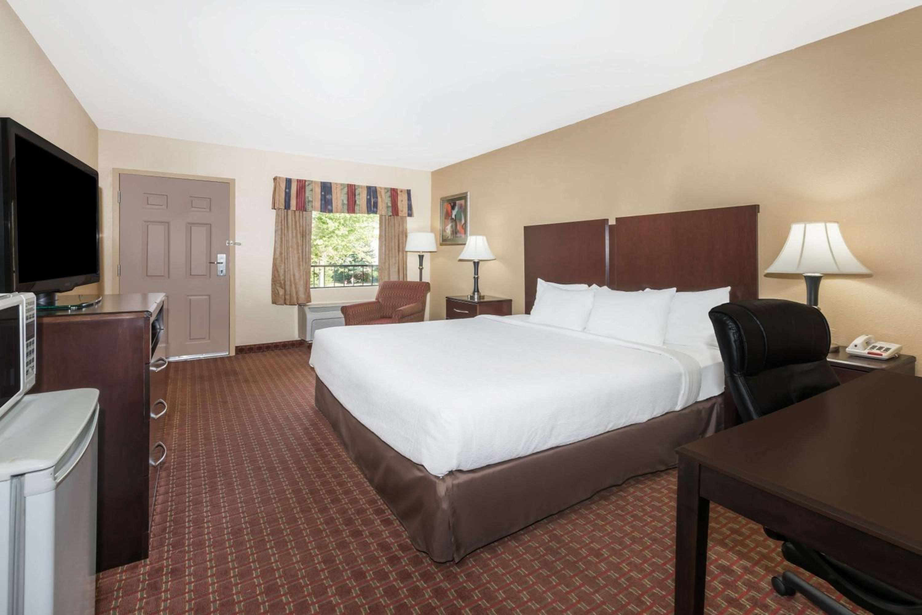 King Room - Non-Smoking - Photo 1