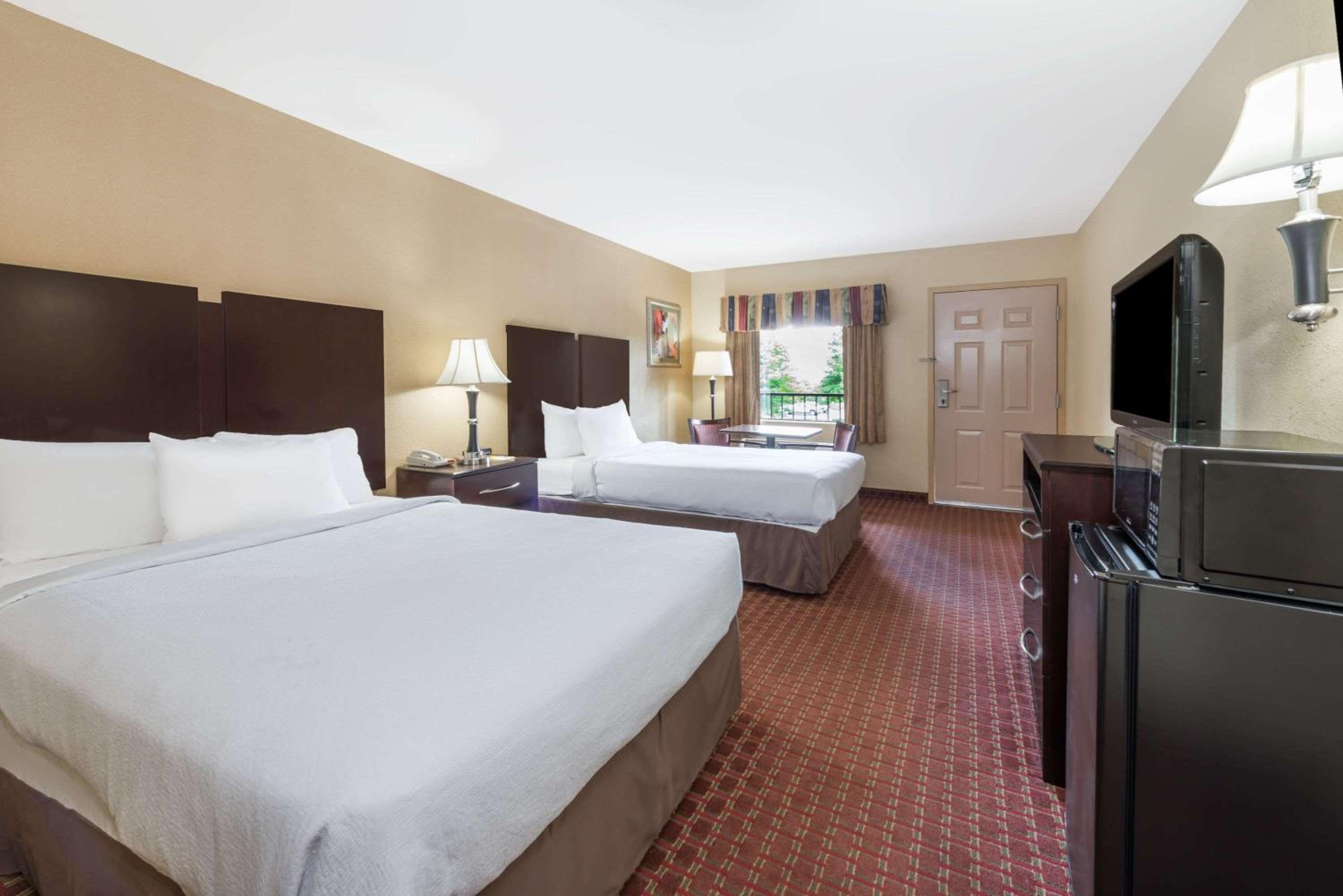 Double Room with Two Double Beds - Smoking - Photo 1