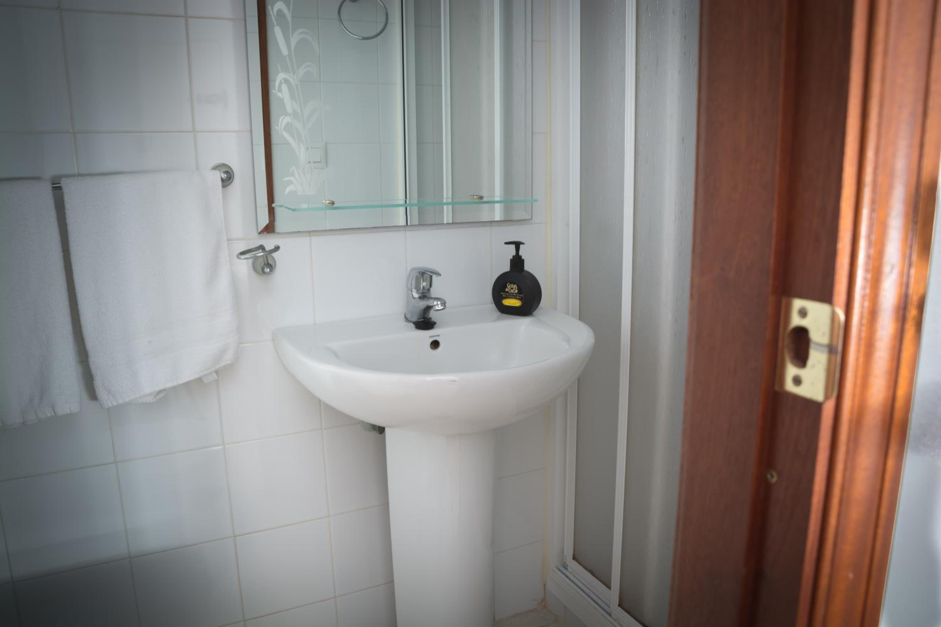 Large Single Room - Photo 10