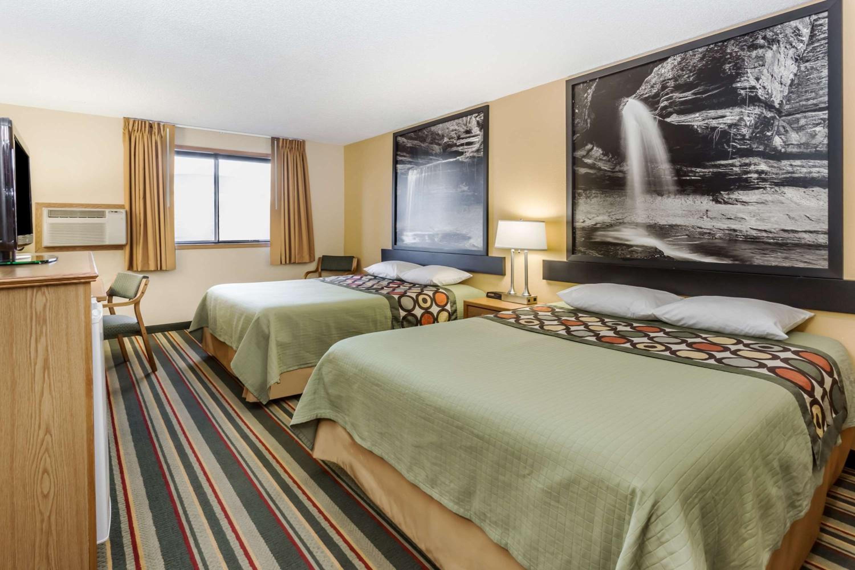 Queen Room with Two Queen Beds - Non-Smoking photo 2