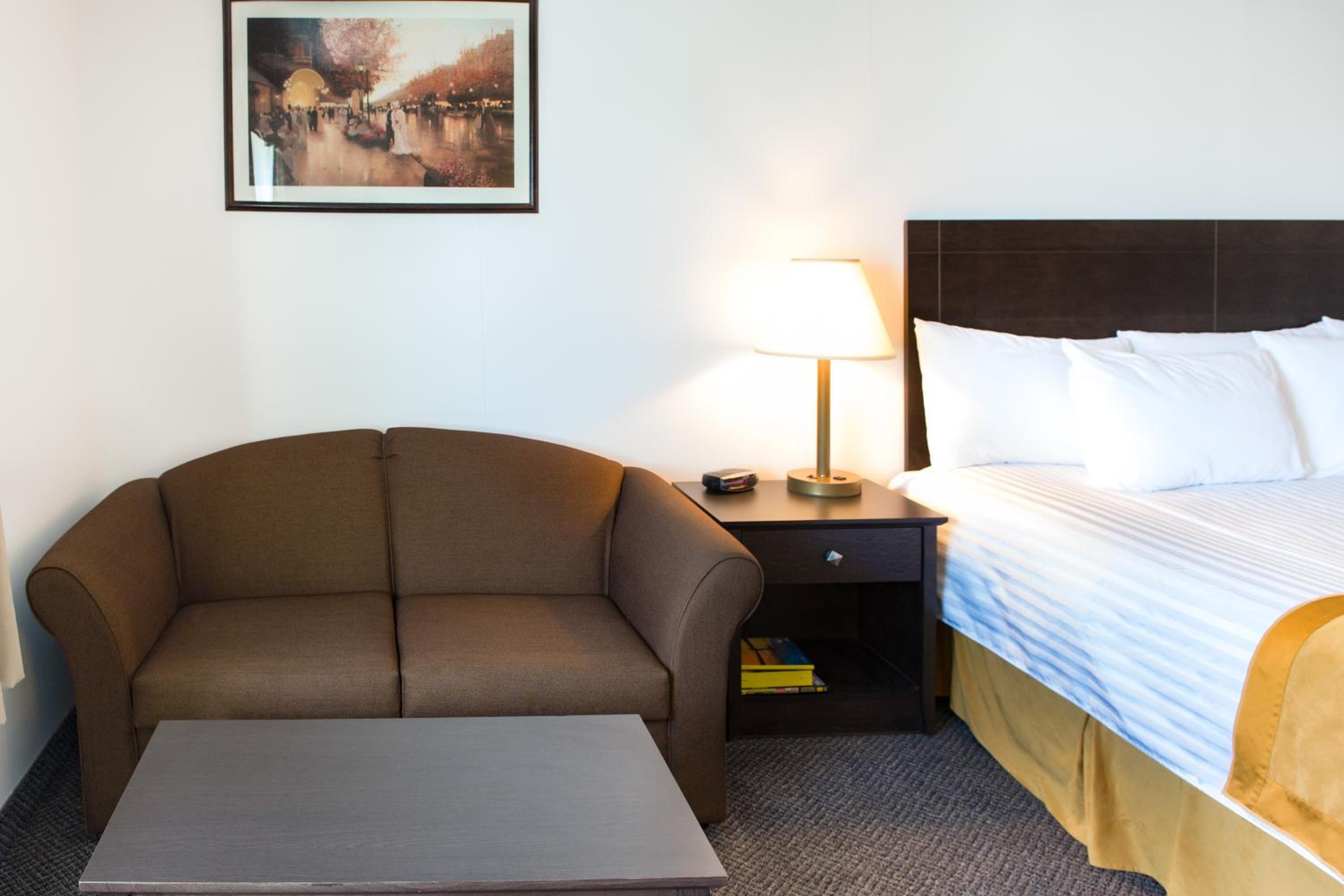 Queen Room With Bath Tub - Mobility Accessible/Non-Smoking