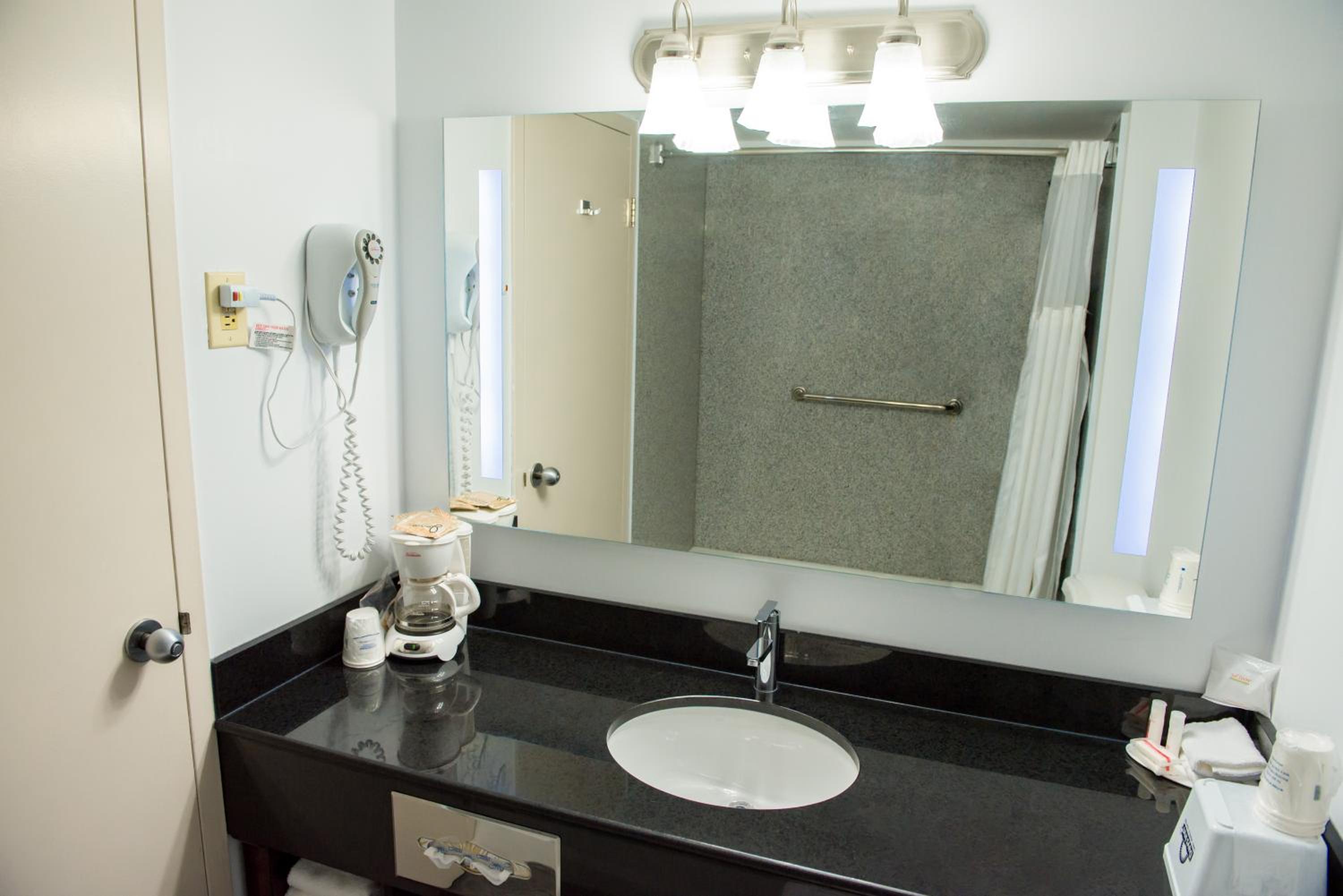 Queen Room With Bath Tub - Mobility Accessible/Non-Smoking photo 3