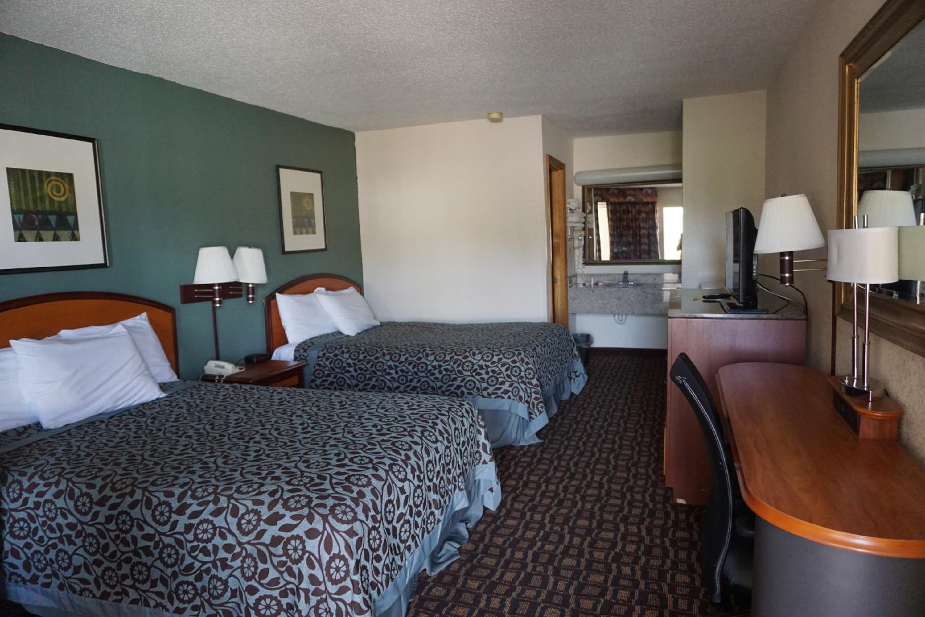 Double Room with Two Double Beds - Smoking - Photo 1