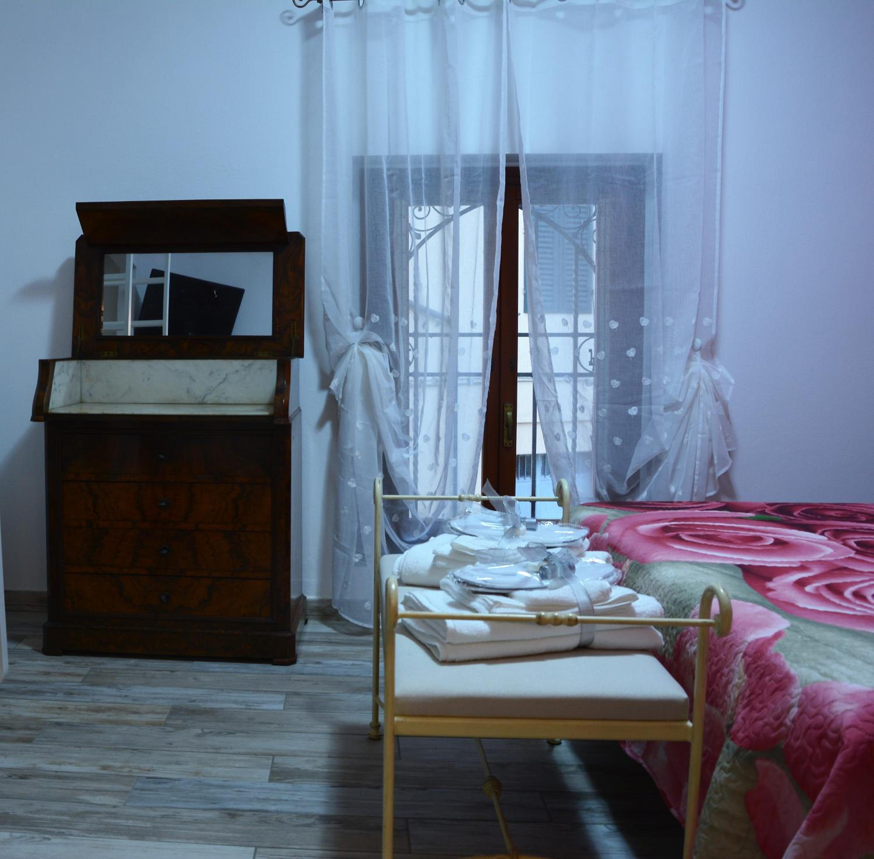 Deluxe Double Room with Shower - Photo 17