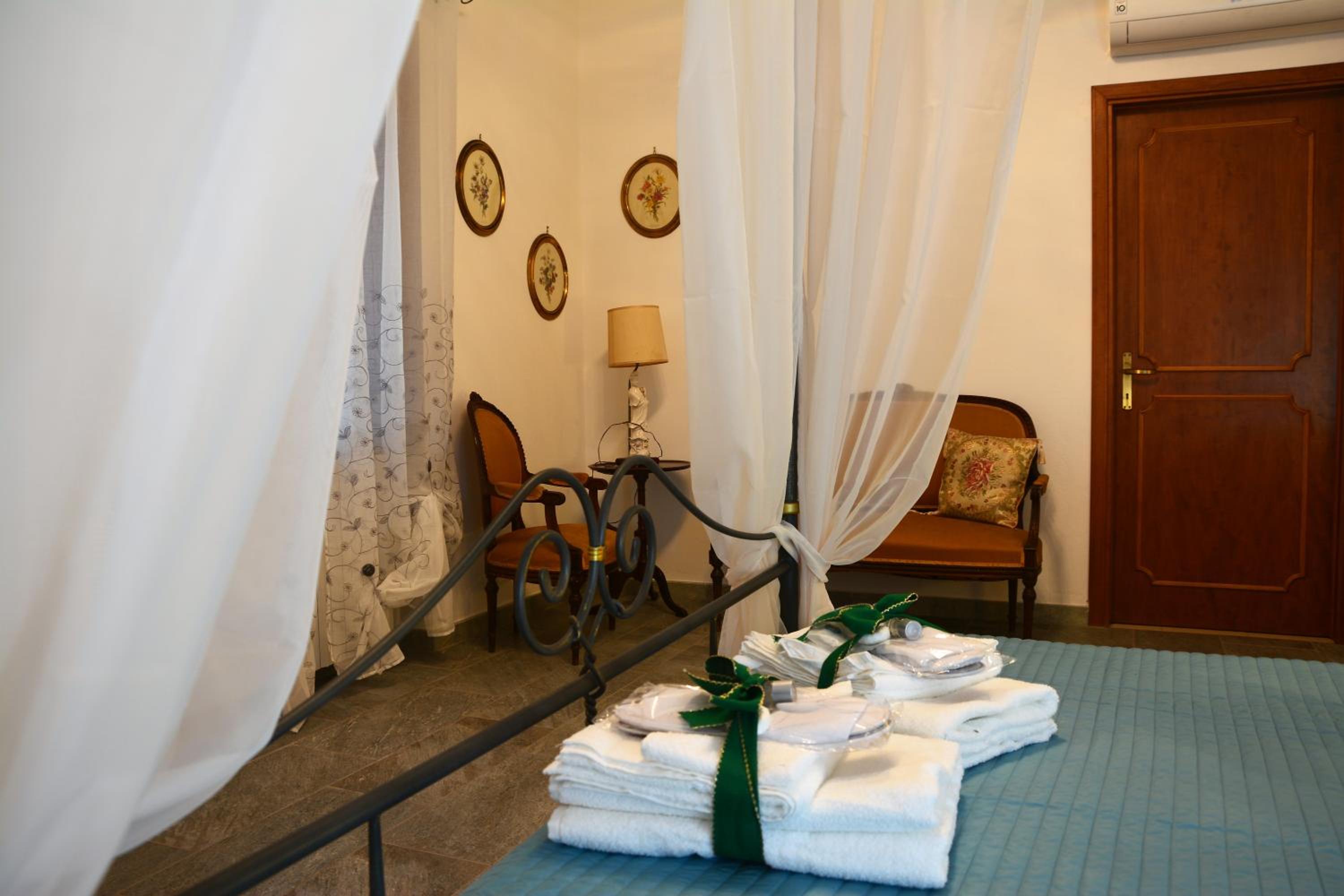 Family Room with Private Bathroom - Photo 21