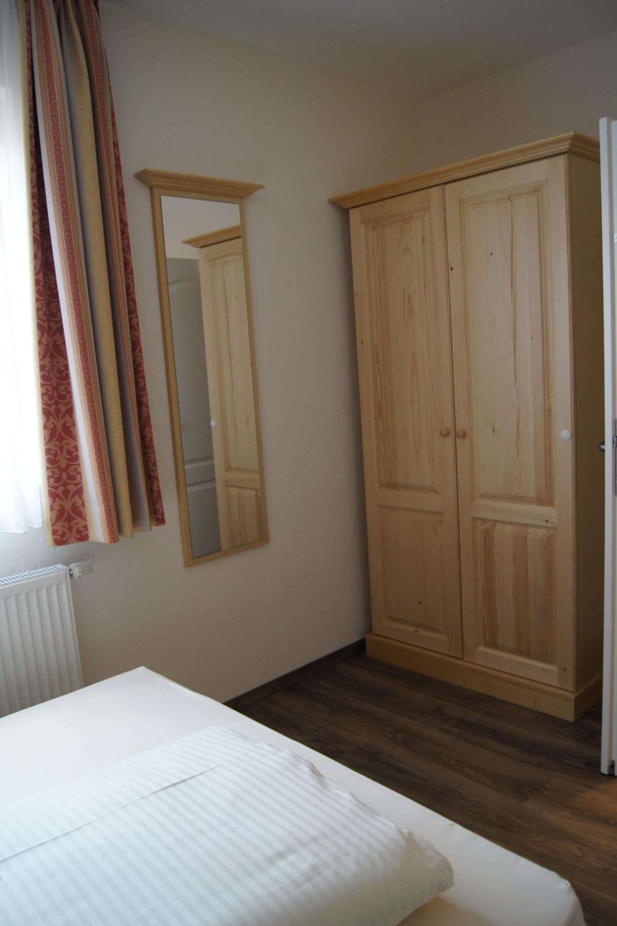 Single Room with Private Bathroom photo 2