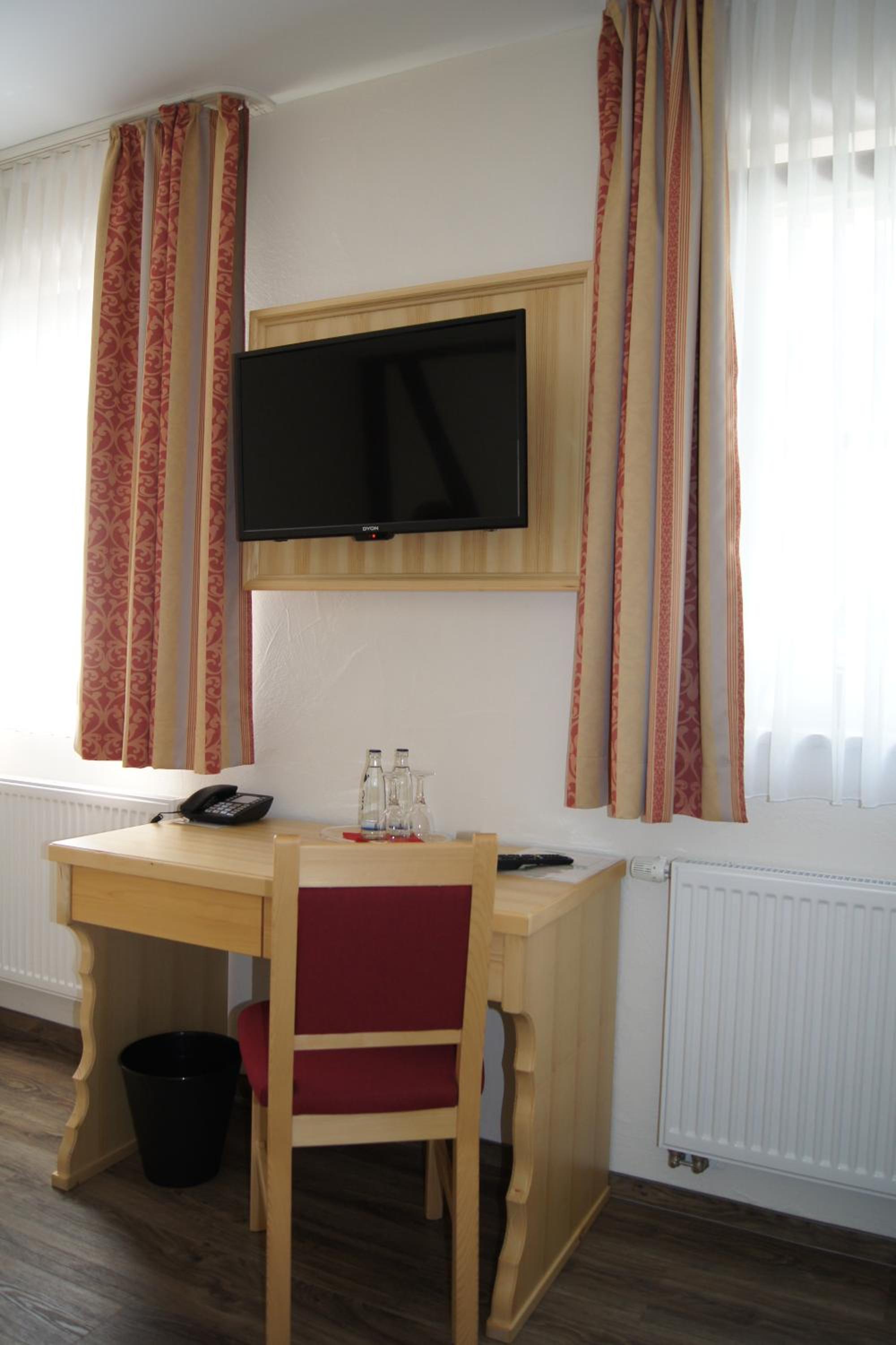 Double or Twin Room with Bathroom - Photo 6