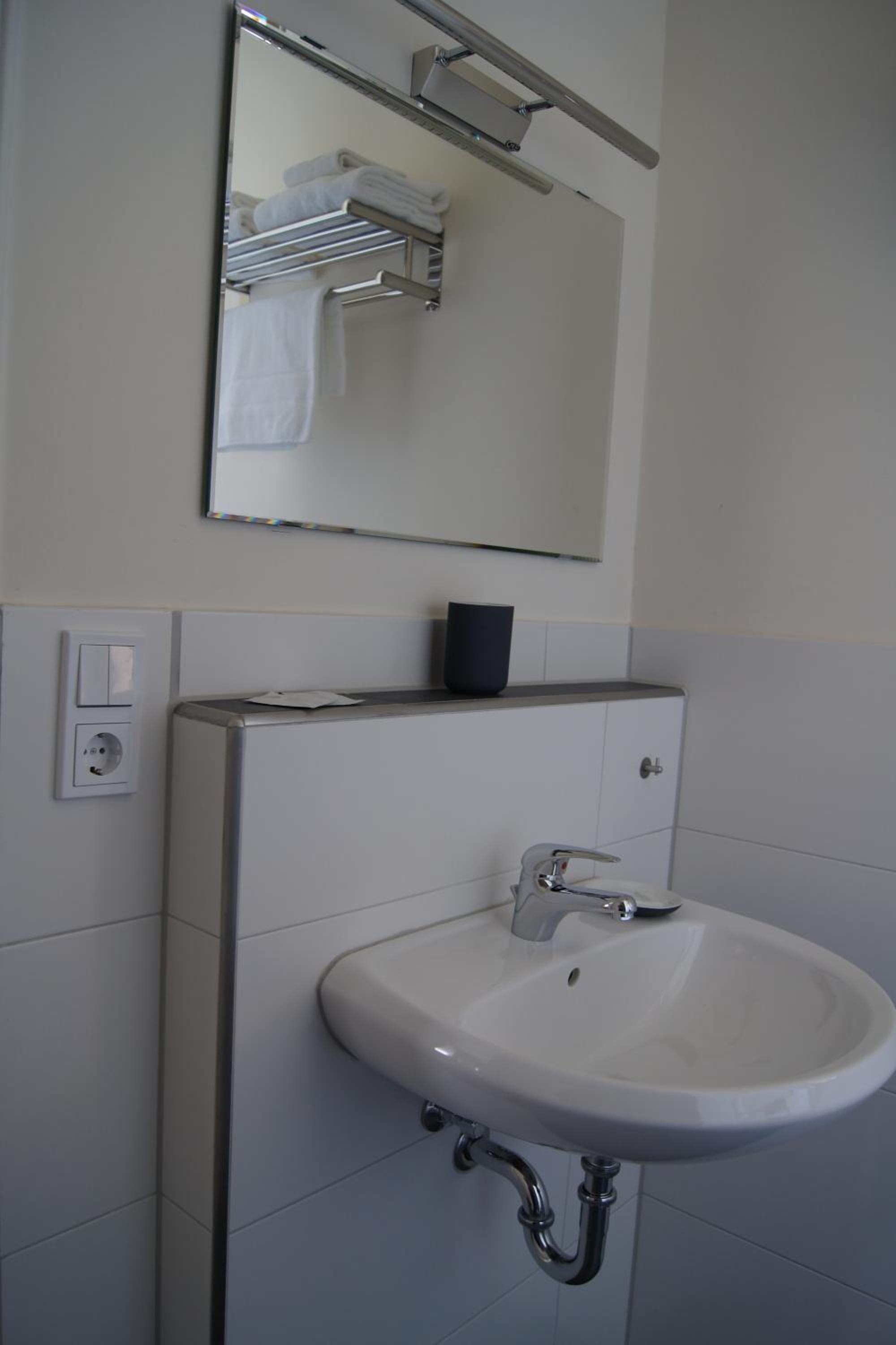 Double or Twin Room with Bathroom - Photo 2