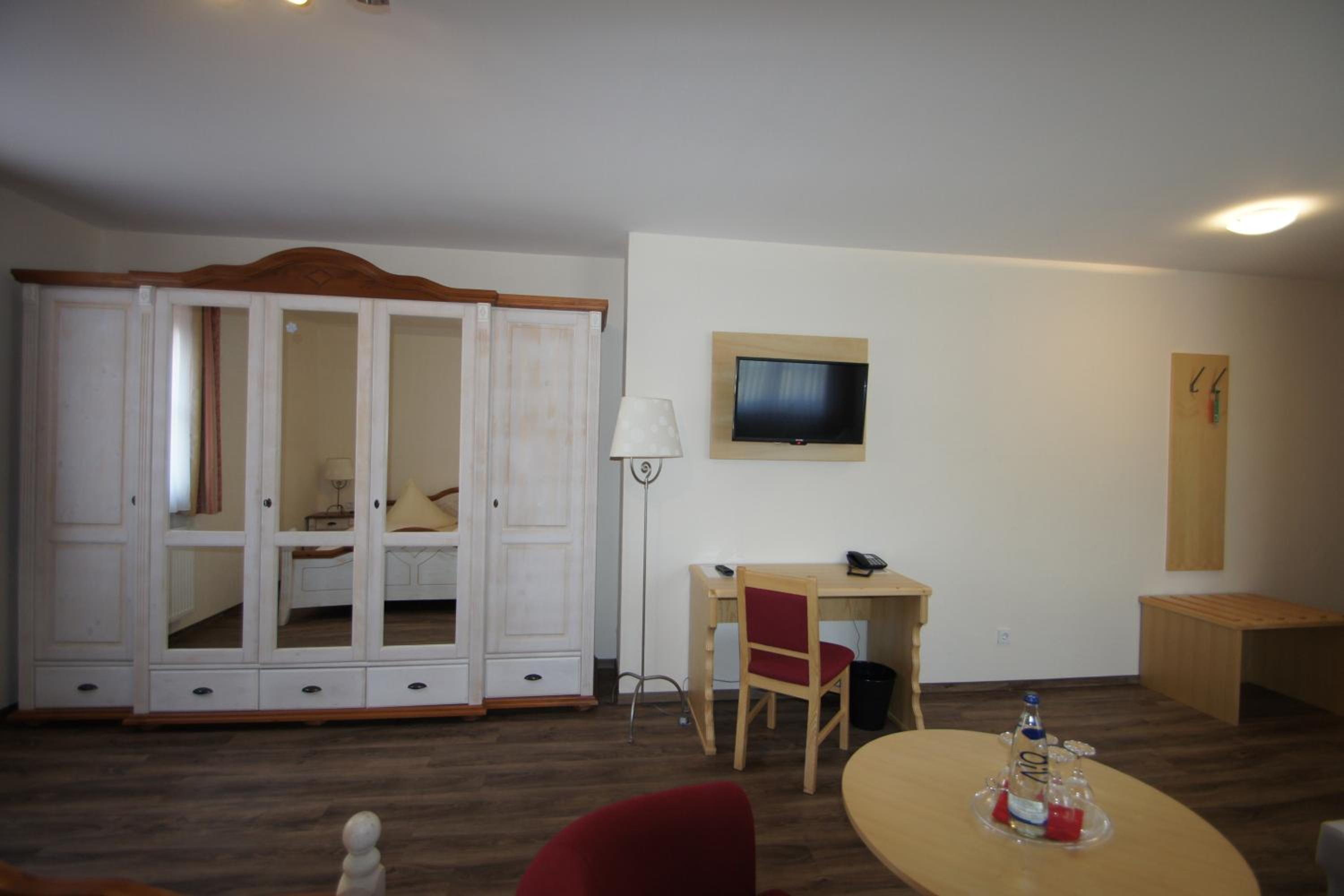 Family Room with Garden View - Photo 3