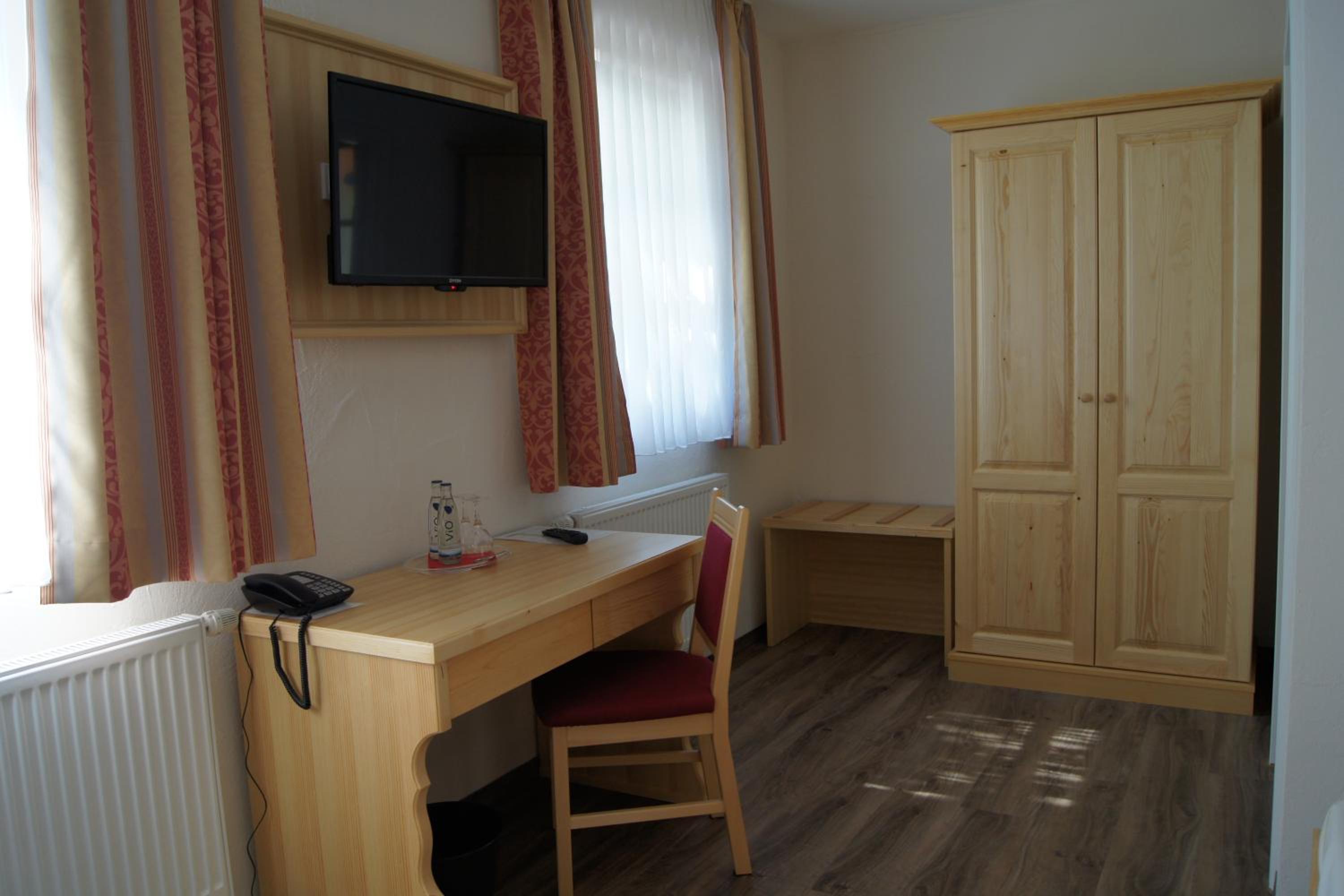 Double or Twin Room with Bathroom - Photo 1