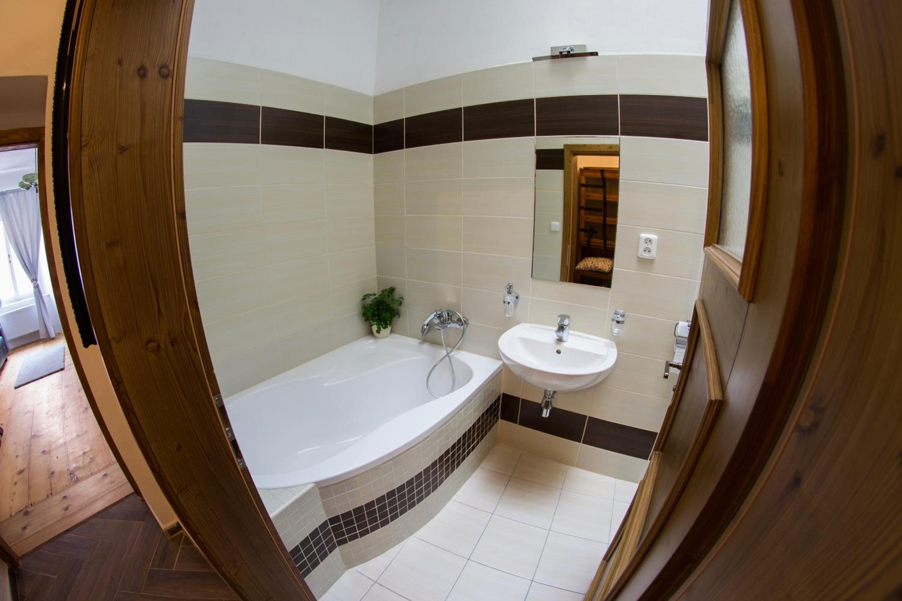 Deluxe Quadruple Room with Bath - Photo 8