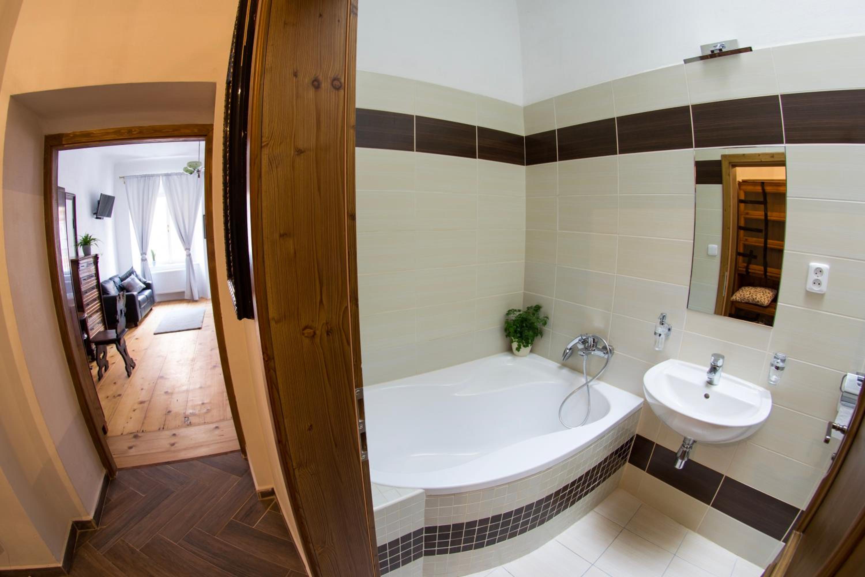 Deluxe Quadruple Room with Bath - Photo 7