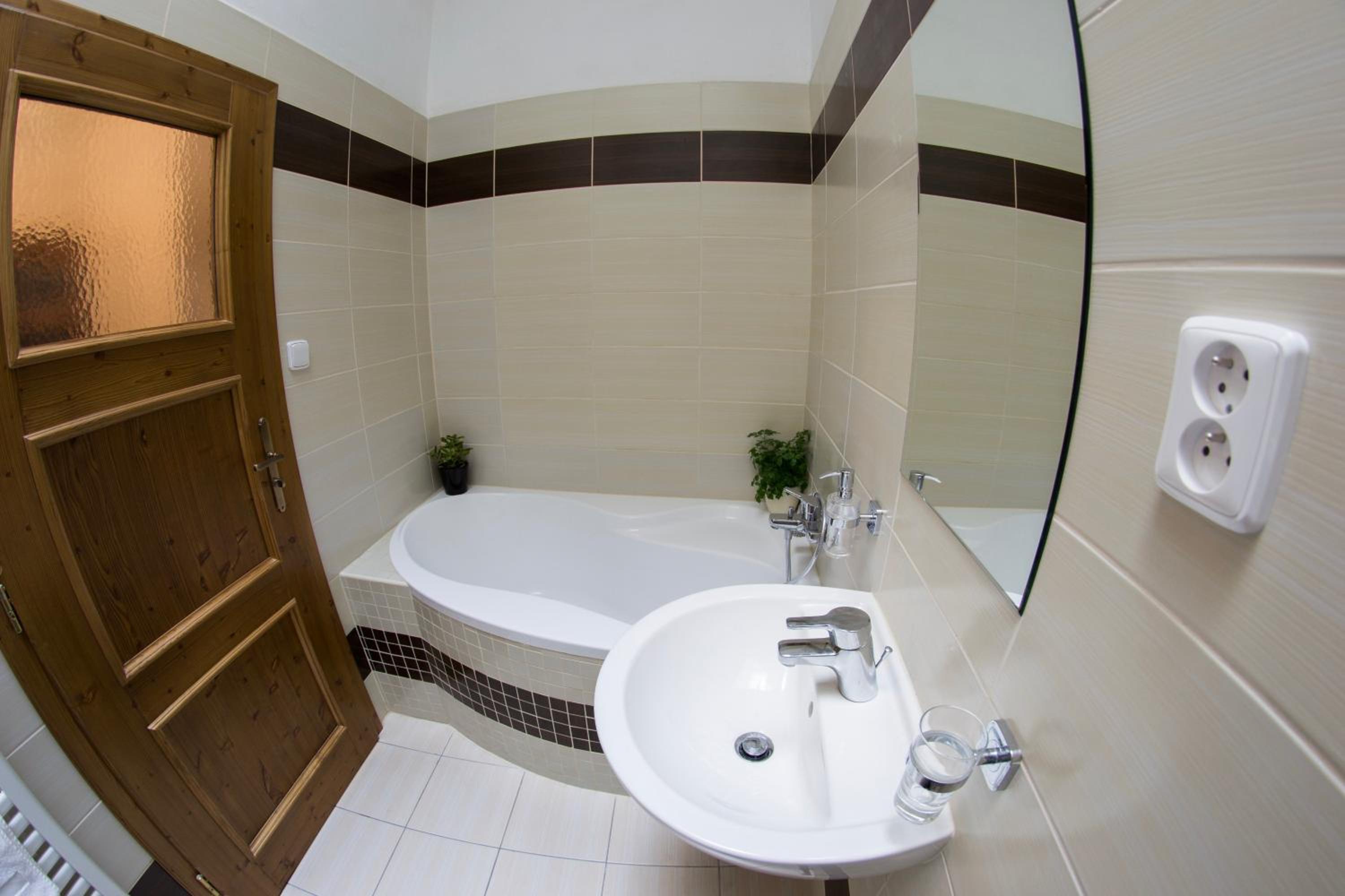 Deluxe Quadruple Room with Bath - Photo 35